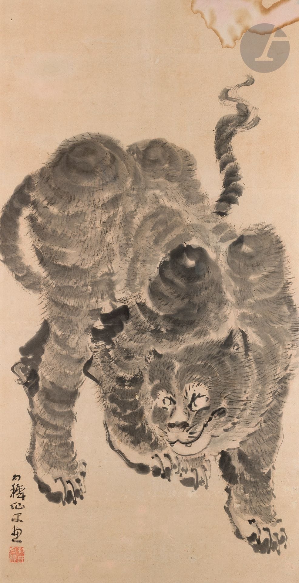 Peinture sur papier représentant un tigre, Japon, XIXe siècle
Peinture sur papier réalisée en sumi e, représentant un tigre aux larges épaules la tête tournée vers lÀ droite. Signée en bas à gauche avec sceau.
114 x 62,5 cm 
Encadrée sous verre, traces d’humidité.
