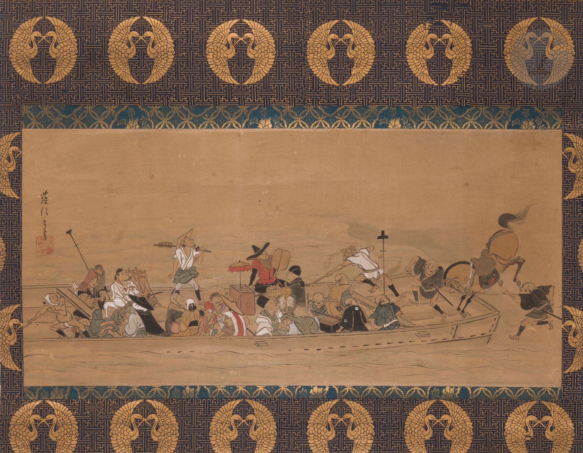 Hanabusa Itchō (英一蝶) (1652-1724) [Attribuée à], peinture sur papier montée en kakemono, Japon, époque Edo (1603-1868)
Peinte dans un style typique de l’ukiyo e, elle représente un bateau rempli de personnages, divers voyageurs de l’époque Edo, sarumawashi, samouraï, yamabushi, marchands, un étranger à large chapeau, moine, joueur de biwa et même deux samouraï tentant d’embarquer un cheval. Elle est entourée d’un brocart de soie bleue brodée de fils d’or d’un motif dit sayagata composé de grecques liées à des svastika et de mon composé de deux tsuru affrontées. Signée à gauche Fujiwara Shinkōō (Nobuka) sho - 藤原信香書. Avec une boîte de protection en kiri sur laquelle figure à l’encre noire l’inscription : 渡船之図　信香翁　英一蝶筆 - To-sen no zu Shinkōō (Nobuka) vieillard Hanabusa Itchô hitsu – « Illustration d’un bateau de traversée (ferry) peint par Shinkōō (Nobuka) le vieillard, Hanabusa Itchō ».
Dim. image : 29,1 x 61,4 cm