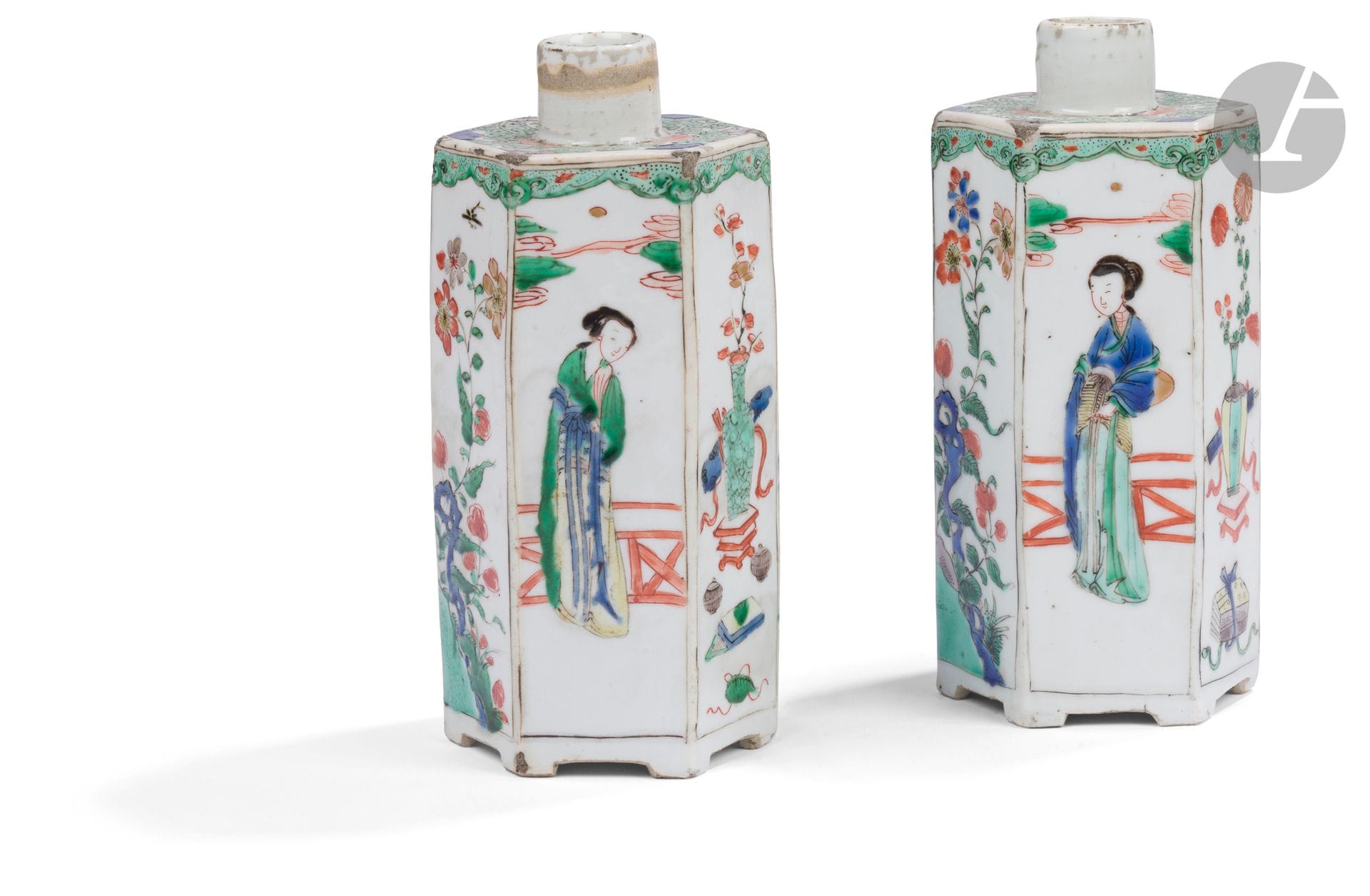 Paire de boîtes à thé en porcelaine de la famille verte, Chine, Compagnie des Indes, époque Kangxi (1662-1722)
De forme hexagonale, les panneaux sont alternativement émaillés d’un décor de femme debout devant une balustrade, d’une branche fleurie, rochers percés et insecte, et d’un vase fleuri entouré d’objets précieux et de lettré. L’épaulement plat est orné de rinceaux de fleurs. Ils reposent sur six petits pieds.
Hauteur : 16,5 et 16,8 cm
Égrenures aux niveaux des arêtes et aux cols. Manque les bouchons.
