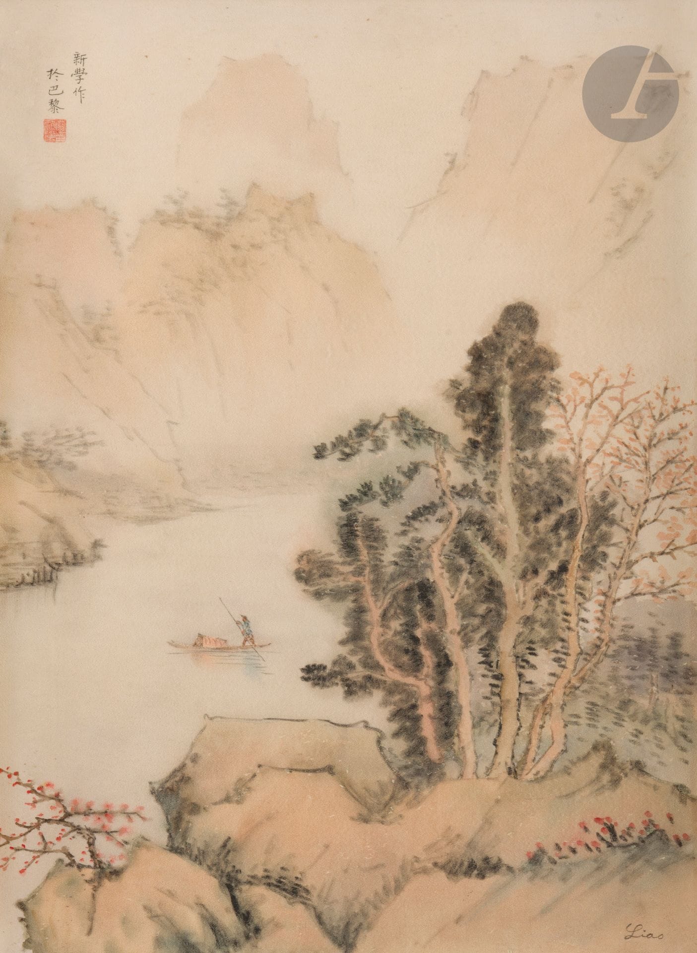 °Xinxue Liao (廖新學 1903-1958), peinture verticale sur soie, Chine, XXe siècle
Encre et pigments sur soie représentant un paysage lacustre et montagneux dans le style traditionnel sansui (山水) où un pêcheur mène sa barque à l’aide d’une perche, entre deux rives, dans une atmosphère mélancolique. Signée en haut à gauche en chinois avec sceau rouge 於巴黎 新學作 - yú bā lí Xīnxué zuò - « à Paris, fait par Xinxue ». Signée en bas à droite en lettres romaines Liao.
72 x 53 cm
Encadrée sous verre.

Liao Xinxue (1906?-1958), peintre et sculpteur chinois du XXe siècle, surmonte une enfance difficile, devenant apprenti dans un musée à Kunming en 1919, où il étudie la peinture traditionnelle chinoise. En 1933, il s’installe à Paris pour se former à l’École nationale supérieure des beaux-arts, fréquentant les ateliers de Jean Boucher et Marcel Gaumont. Il expose dans des salons prestigieux, remportant plusieurs médailles pour ses sculptures. De retour en Chine en 1948, il s’établit à Kunming, enseigne à l’université et participe à la création du Collège des Arts du Yunnan. Son héritage artistique, en peinture et sculpture, reste significatif.