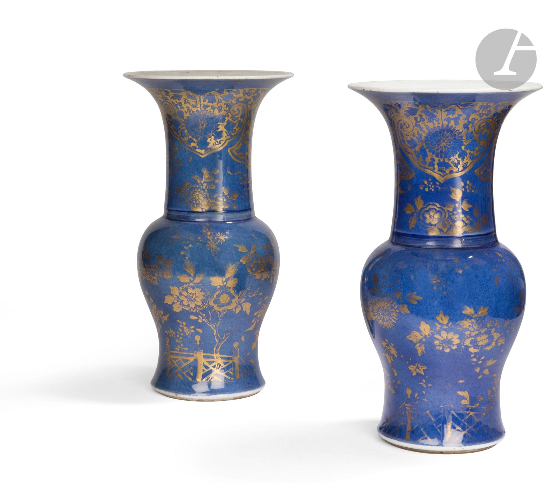 Pair of yenyen vases in powder blue and gold enameled porcelain, China, Kangxi period (1662-1722)
The body and bottom of the neck are decorated with numerous flowers (peony, camellia, mugwort, etc.), foliage and fences. The neck, flared at the top, is decorated with a large frieze featuring ruyi heads and lambrequins enclosing the same flowers. The base is glazed with a double circle in underglaze blue.
Height: 35.5 and 36 cm
Pierced, missing gilding.