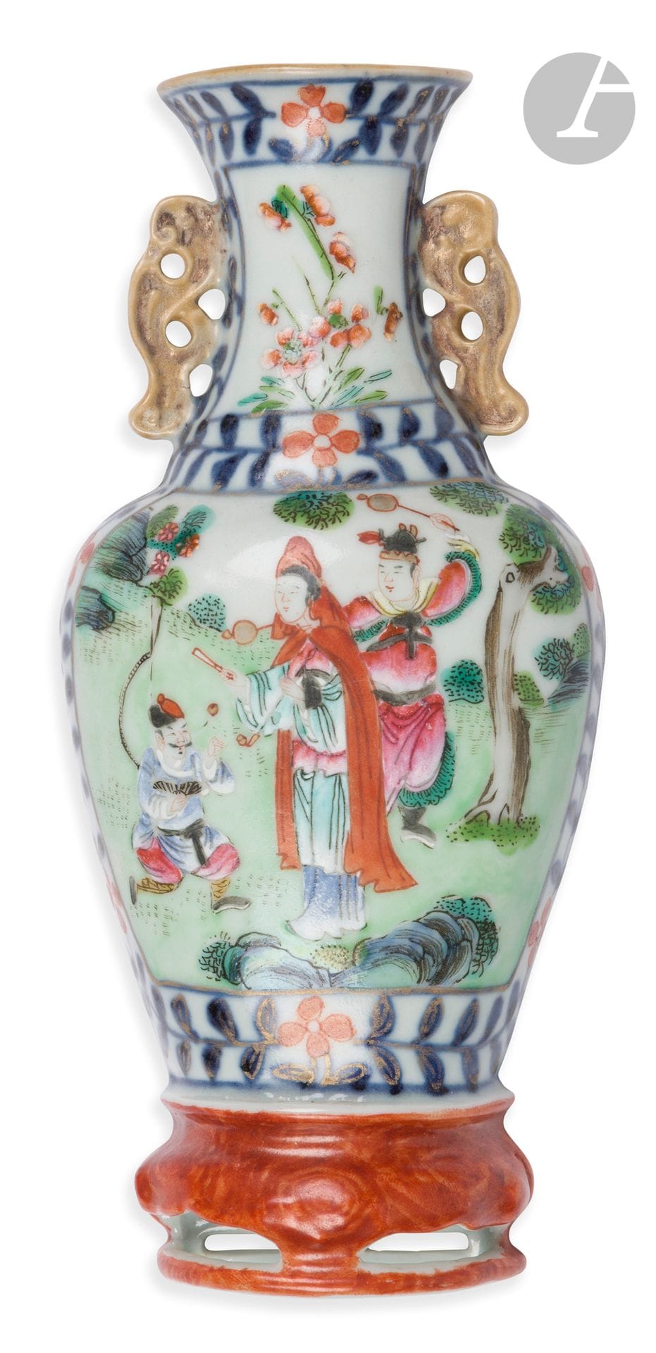 Vase d’applique en porcelaine de la famille rose, Chine, époque Jiaqing (1796-1820)
De forme balustre reposant sur un faux socle ajouré recouvert d’un émail corail imitant les veines du bois, il est décoré en haut, à la base du col, ainsi qu’au pied, d’une frise de feuillages en bleu sous couverte et d’une fleur à quatre pétales en rouge de fer. Le corps décoré sous couverte et émaux sur couverte de trois personnages dans un paysage arboré parsemé de rochers.
Hauteur : 17,9 cm