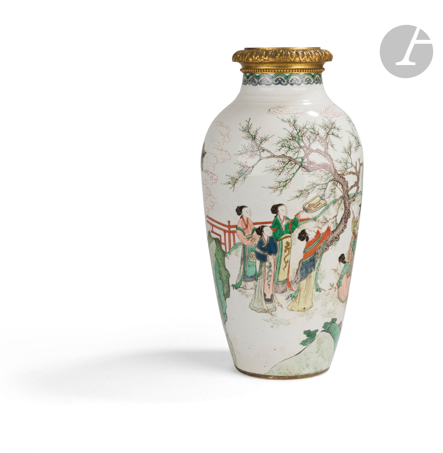 Vase en porcelaine dans le style de la famille verte à décor de femmes sous des arbres en fleurs, Chine, XIXe siècle
De forme balustre, la panse à décor continu de nombreuses jeunes femmes dans un jardin et sur une terrasse près d’un grand rocher. Elles s’adonnent, certaines à l’aide de longues perches, à la cueillette et au ramassage de branches fleuries autour de deux grands arbres noueux. Complétant la scène, des arbres feuillus, dont deux wutong, issus de rochers s’élèvent dans des nuages. Une frise de ruyi orne le col au-dessous d’un cerclage en bronze doré européen.
Hauteur : 40 cm
Percé à la base et rodé autour.