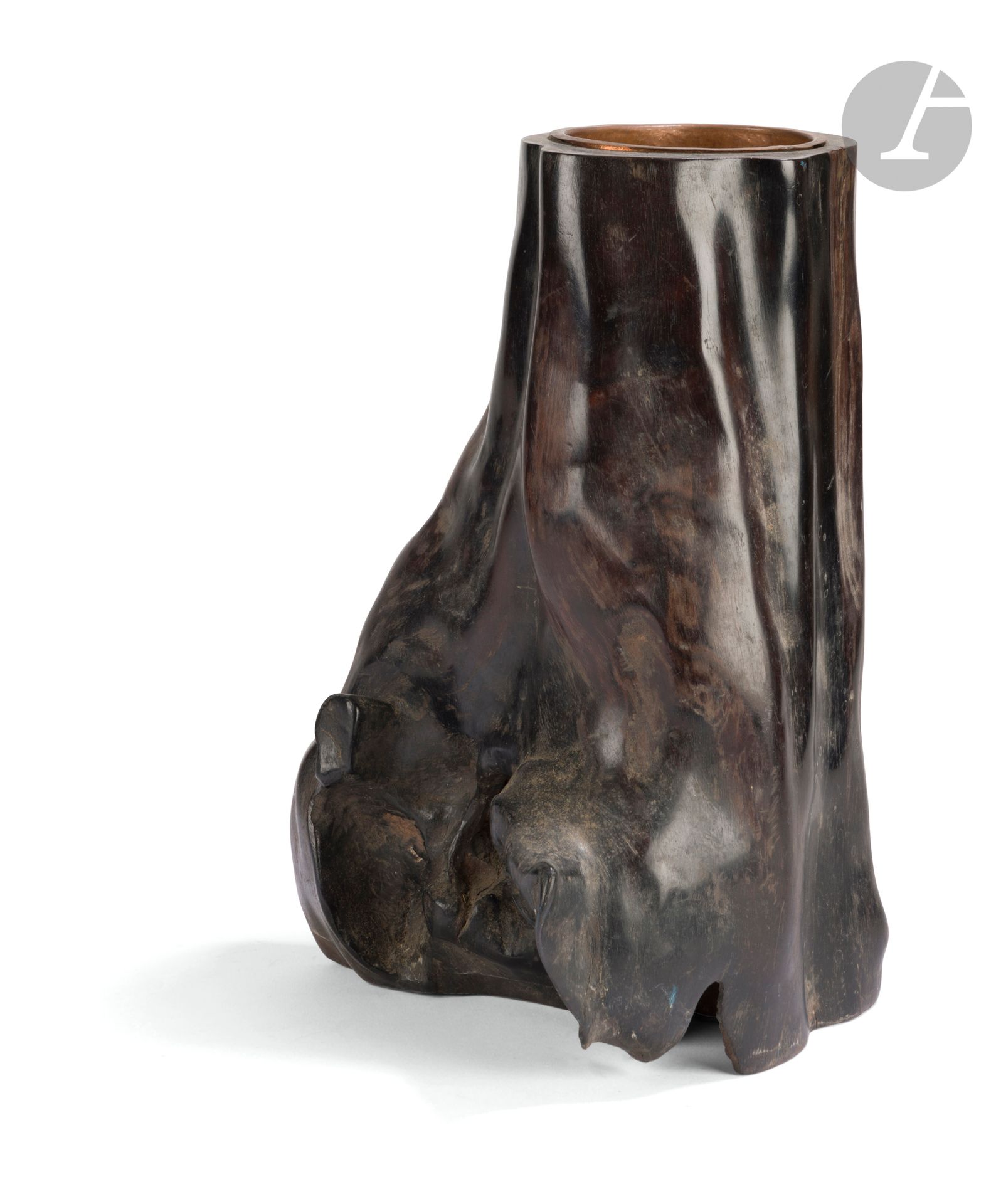 Vase à ikebana sculpté dans une racine, Japon, époque Meiji (1868-1912)
Créé à partir d’une racine naturelle, probablement de zitan, sa forme symbolise un tronc. Il a été creusé en son centre afin d’y installer un cylindre en cuivre permettant d’accueillir des arrangements floraux et de l’eau.
Hauteur : 27,2 cm