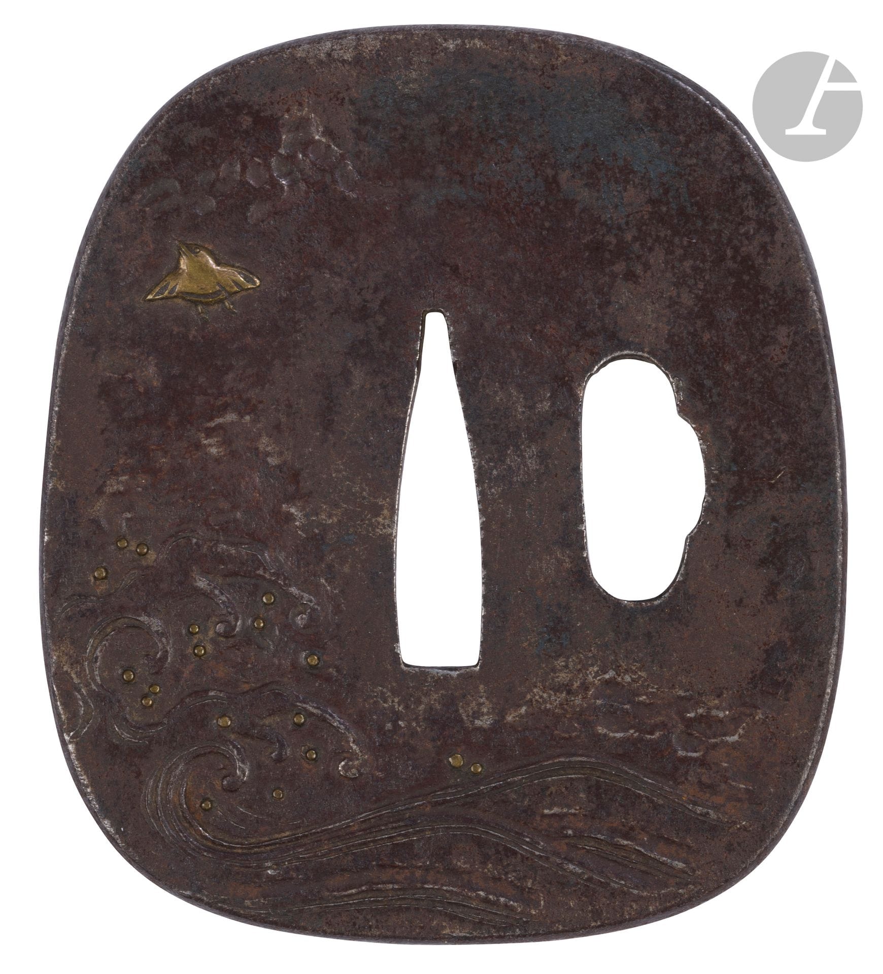 Tsuba de forme nadekaku gata en fer, Japon, milieu de l’époque Edo (1603-1868)
A décor en usuniku bori et taka zogan de shinchu (laiton) de shidori au-dessus des vagues écumantes.
7,5 x 6,4 cm