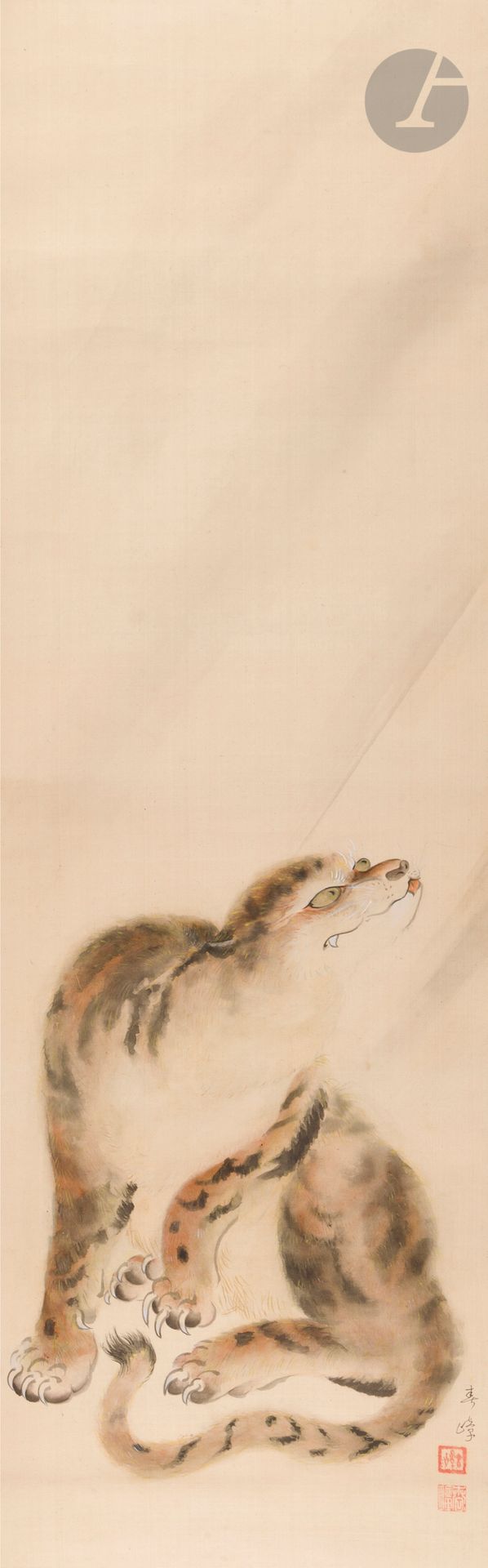 Abe Shunpō - 阿部春峰 (1877-1956), peinture sur soie montée en kakemono, Japon, époque Shōwa (1926-1989)
Encre et polychromie sur soie représentant un tigre assis, la tête tournée vers la gauche regardant en l’air. Signée en bas à droite en calligraphie cursive 春峰 - Shunpō avec deux sceaux rouges.
Dim. image : 113 x 35,8 cm