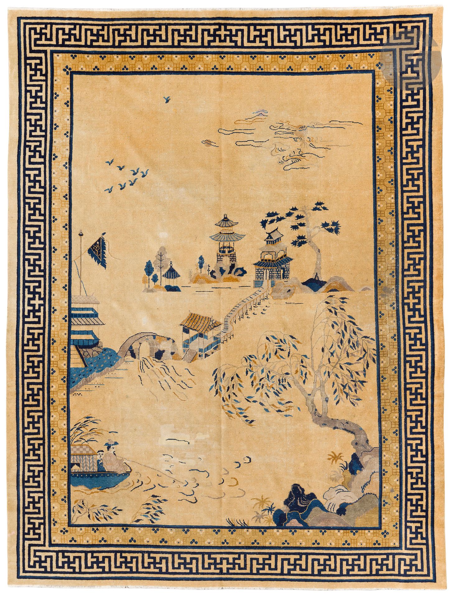 Tapis velours laine, chaîne coton, Chine, fin XIXe / début XXe siècle
A décor d’un paysage lacustre animé d’un pêcheur sur une barque sur fond or, large bordure ivoire à grecques bleues.
350 x 280 cm
Très usé, restaurations.

Nous remercions Pierre Chevalier d’avoir décrit ce lot.