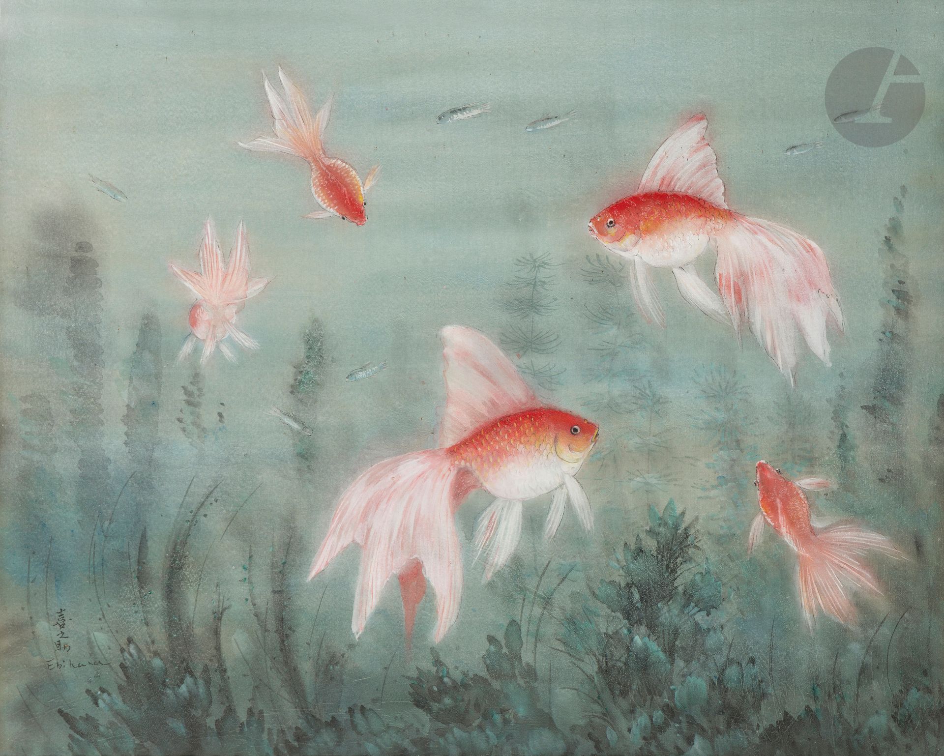 Kinosuke Ebihara -海老原 喜之助 (1904-1970), peinture sur papier, Japon, XXe siècle
Aquarelle sur papier représentant des kingyo - 金魚 (variété de poisson rouge) nageant dans les algues. Signée en bas à gauche 喜之助 - (Kinosuke) Ebihara. 
Dim. à vue : 46 x 56,5 cm 

Kinosuke Ebihara est un peintre japonais célèbre pour son style distinctif, mêlant des influences occidentales à des techniques et thèmes traditionnels japonais. Son œuvre illustre l’adaptation des styles artistiques modernes à la culture japonaise au cours du XXe siècle. Né en 1904 dans la préfecture de Kumamoto, en 1921, il quitte sa ville natale pour s’installer à Tokyo, où il étudie à l’École des Beaux-Arts. Très tôt, Ebihara montre un intérêt pour la peinture occidentale (yōga), un mouvement qui gagne en popularité au Japon à cette époque. Dans les années 1920, Ebihara voyage en Europe, principalement en France, où il est influencé par des mouvements artistiques comme l’impressionnisme et le post-impressionnisme. Il étudie notamment les œuvres de Paul Cézanne, Vincent van Gogh et Pierre Bonnard. Ces influences se retrouvent dans ses compositions, caractérisées par une attention particulière aux couleurs et aux formes. Lors de son séjour à Paris dans les années 1920, Kinosuke Ebihara fut élève de Léonard Tsuguharu Foujita qui résidait alors en France et était déjà bien établi dans le cercle artistique de Montparnasse.