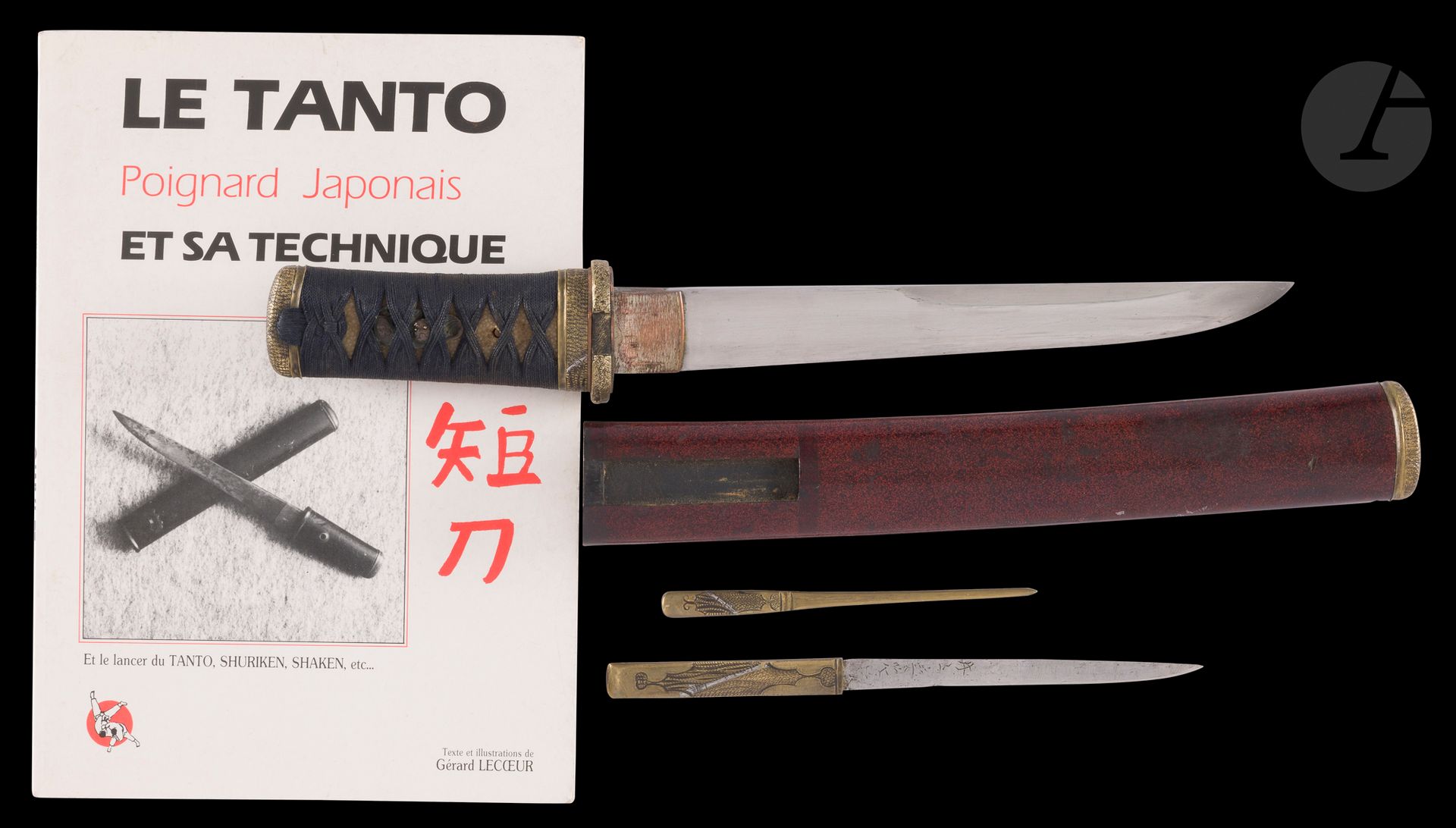 Tanto, Japon, époque Meiji (1868-1912)
Lame shinshinto de type kanmuri otoshi zukuri. Fuchi kashira et kozuka en sentoku avec incrustations de shibuichi, à motif de bambou. Menuki en alliage de cuivre à décor de shishi. Tsuka ito en fil à fil noir. Saya laqué rouge sombre.
Nagasa : 19,8 cm
