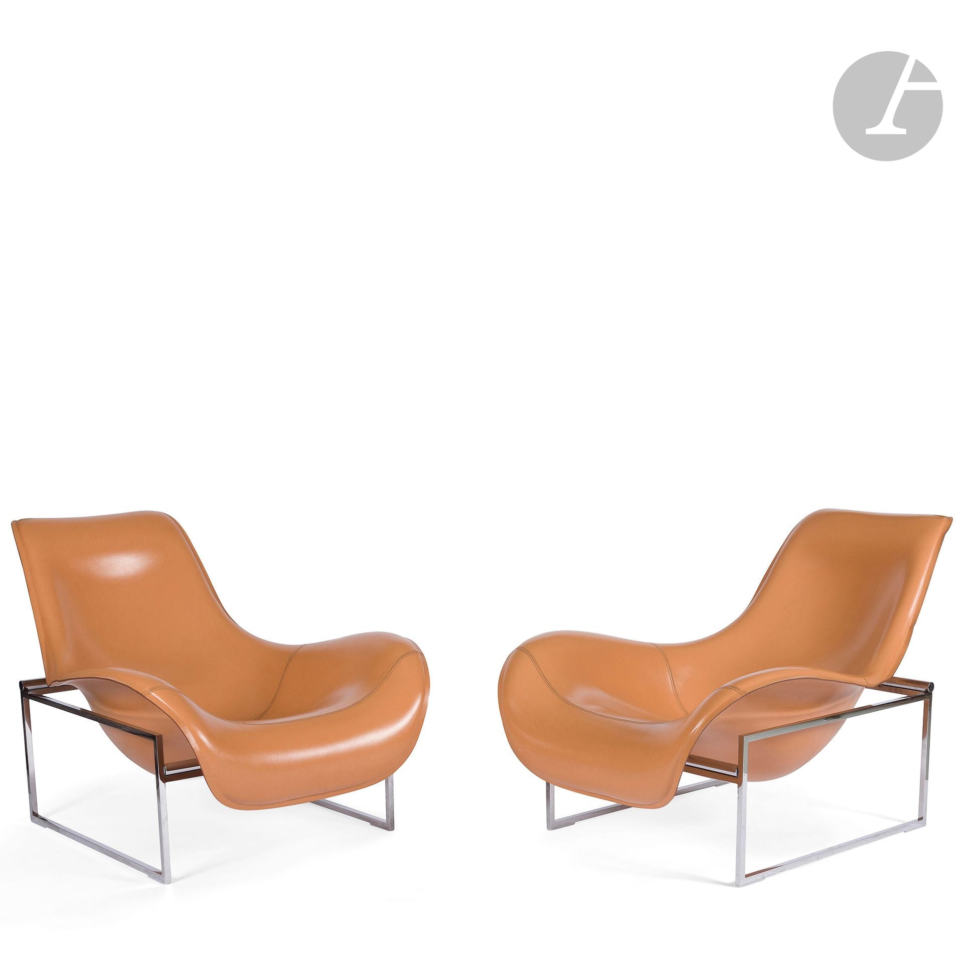ANTONIO CITTERIO (NÉ EN 1950) DESIGNER & BB ITALIEN
Mart, le modèle créé en [2003]
Spectaculaire paire de fauteuils de salon de type Relax. Les bases en métal chromé. Les importants baquets tapissés de leur cuir d’origine Camel aux piqûres sellier. Chaque siège marqué BB Italia en embossage au dos. H.72cm – L.79cm – P.110cm
