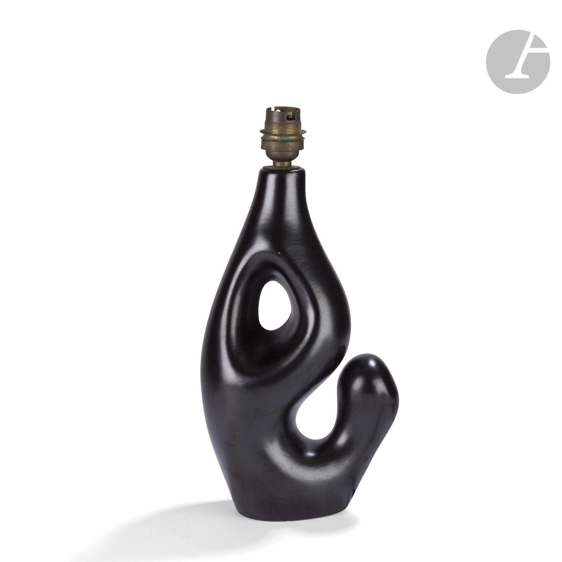 TRAVAIL DES ANNÉES 1950 DANS LE GOÛT DE GEORGES JOUVE (1910-1964)
Forme libre
Pied de lampe de forme titre. Épreuve en céramique à l’épaisse couverte noire. Signé d’un monogramme sous la base. H.céramique seule: 24,5cm