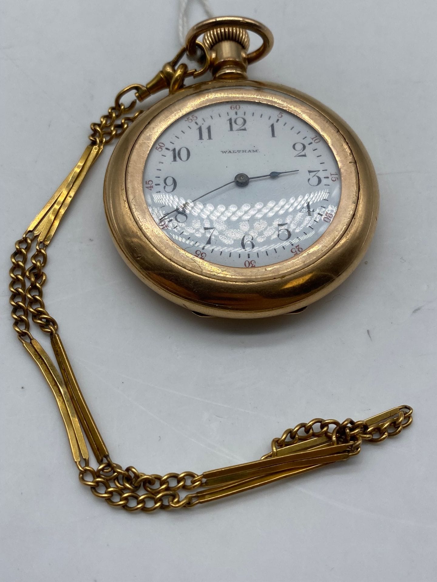 Montre à gousset en or 375/°°° millième 
la chaine en or 750/°°°. 
Poids de la chaine : 7.1 g
Poids total brut : 80 grammes.
Frais acheteurpiècesetlots enor: 9,6% TTC-8% HT