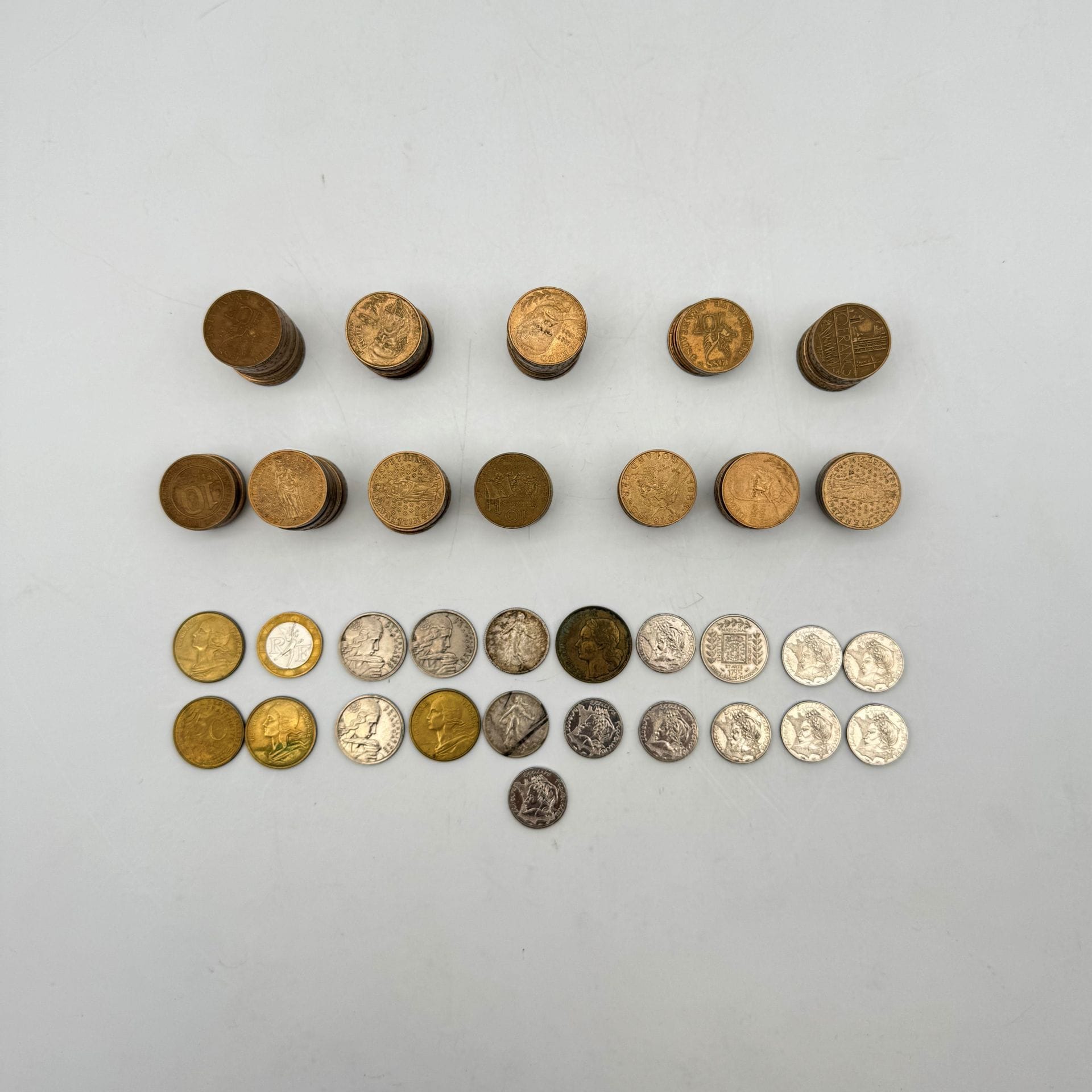 MONNAIES FRANÇAISES MODERNES ET CONTEMPORAINES
REVOLUTION FRANÇAISE.
LOT d’environ 128 monnaies en métaux divers 
dont 107 pièces de 10 francs 5ème République des années 80 en cupro-nickel-aluminium, 14 diverses de la 5ème République, 5 diverses de la 4ème République, 2 de la 3ème République de 1 franc en argent.
Etats divers courants.
Frais acheteurpiècesetlots enor: 9,6% TTC-8% HT