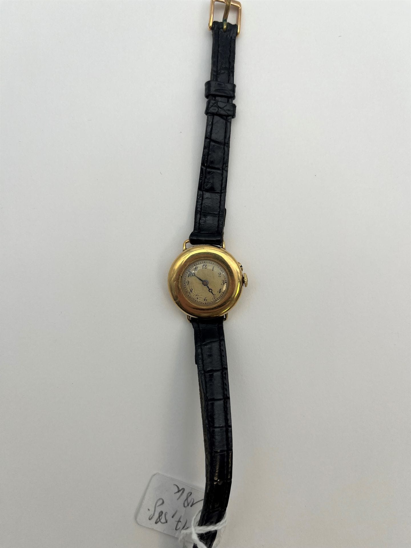 Montre bracelet de dame en or (18K), bracelet cuir.
Poids brut : 17,5 g
Frais acheteurpiècesetlots enor: 9,6% TTC-8% HT