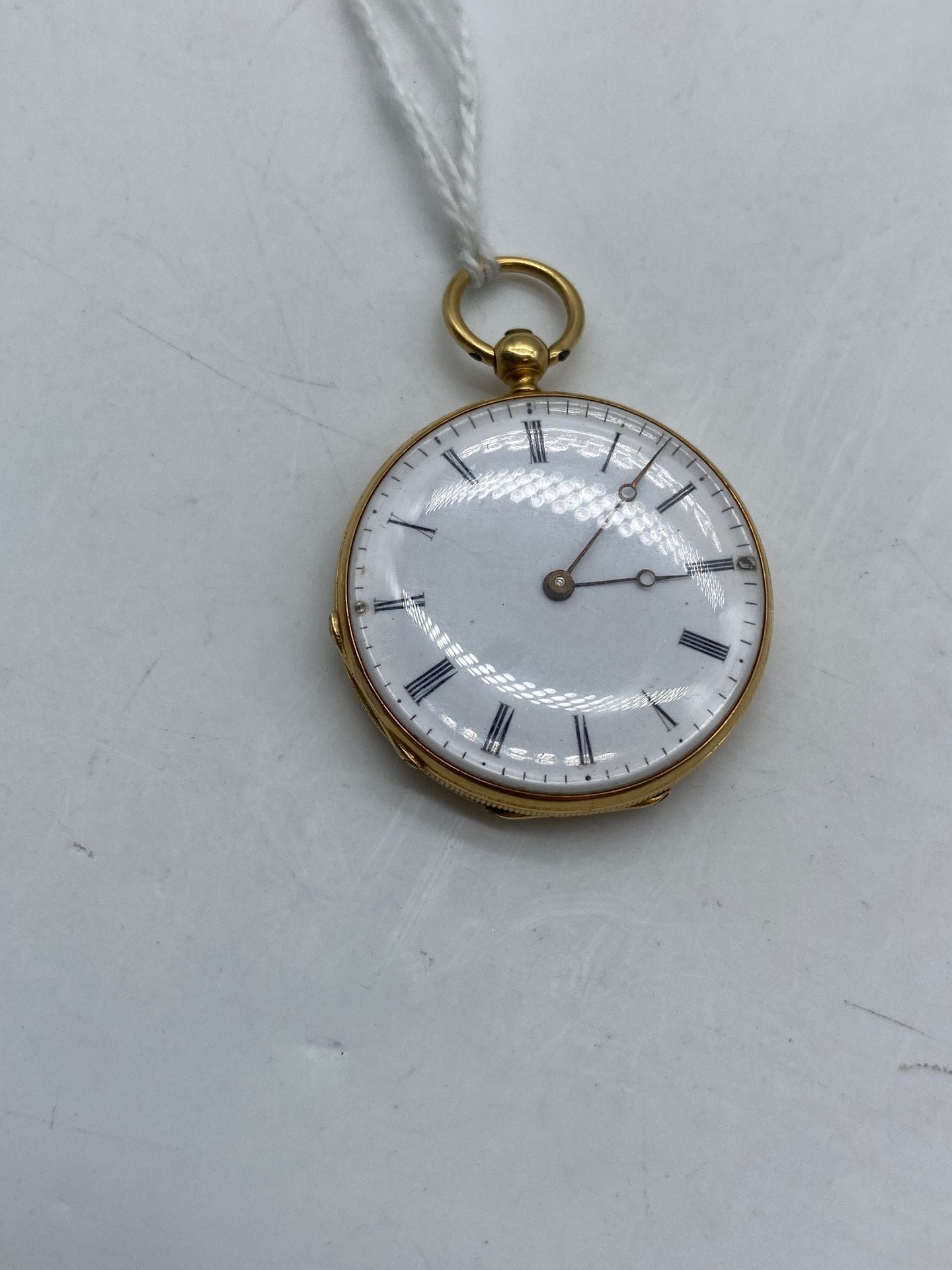 Petite montre de col à double fond en or jaune 750/°°°
Poids Brut : 21.4 g
Frais acheteurpiècesetlots enor: 9,6% TTC-8% HT