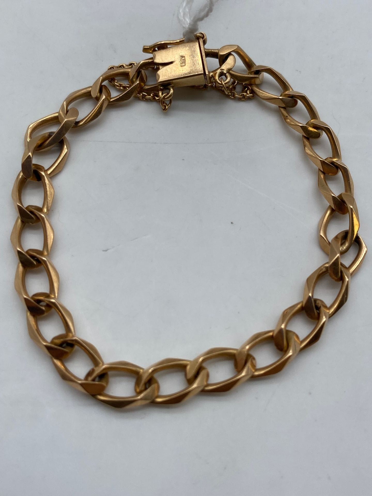 Bracelet en or 750/°°°.
Poids net :  17,6g
Frais acheteurpiècesetlots enor: 9,6% TTC-8% HT