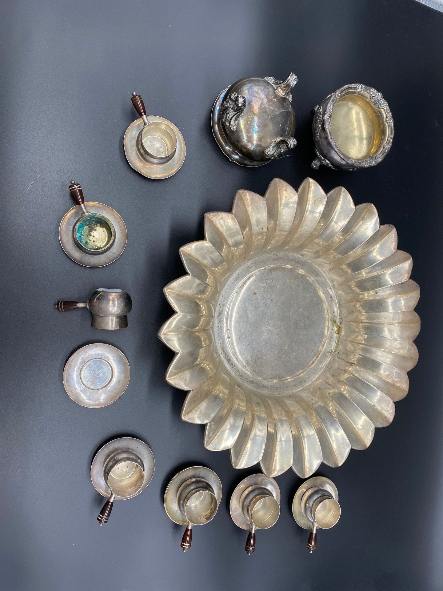 *V 79 2 coupes sur pied en argent 925/°°° Cardeilhac 
poids net : 400g
Joint au : 
V 81 plat en métal argenté à bords en pétal et 7 verres à liqueur et leur coupelle métal argenté ou argent bas titre.
 poids brut :

Frais judiciaire : 14,28 % TTC
