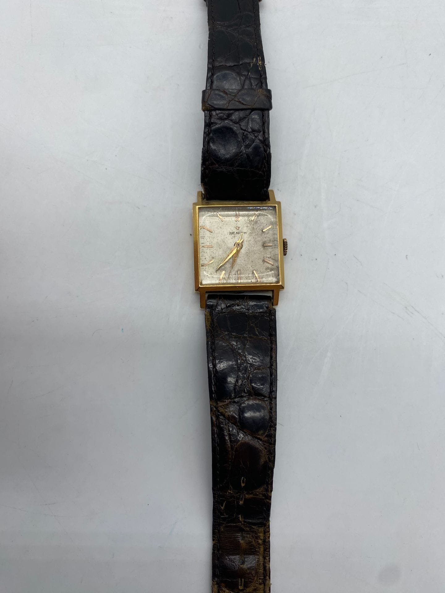 ZENITH
Montre bracelet carrée en or 750/°°°
Poids brut : 30.7 g
Frais acheteurpiècesetlots enor: 9,6% TTC-8% HT