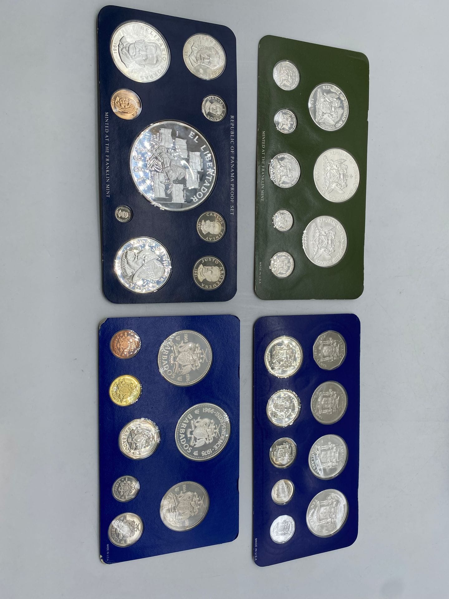 TRINIDAD ET TOBAGO, LA BARBADE, LA JAMAÏQUE, PANAMA
Lot de 4 coffrets complets comprenant les set de monnaie en argent frappé par le "Franklin mint" de la Jamaïque, de la République de Trinidad ete Tobago, de la Barbade, du Panama.
Frais acheteurpiècesetlots enor: 9,6% TTC-8% HT