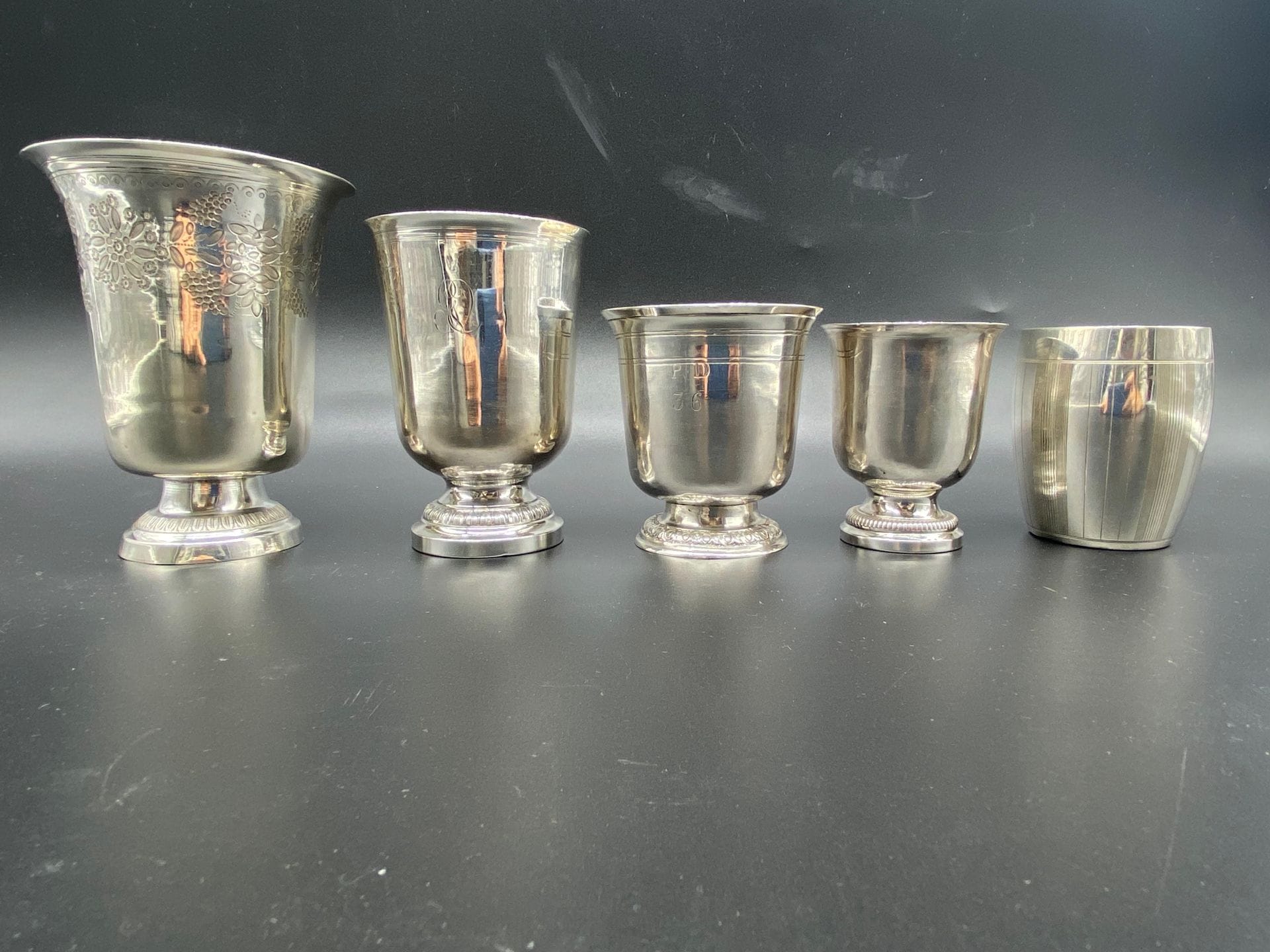 FRANCE XVIII, XIXe et XXe s. 
Lot de 5 timbales en argent 925/°°° et 800/°°°
poids net 925/°°° : 464 g
Poids net 800/°°° : 100 g.
Frais acheteurlots d'argenterie: 20% TTC- 16,67% HT