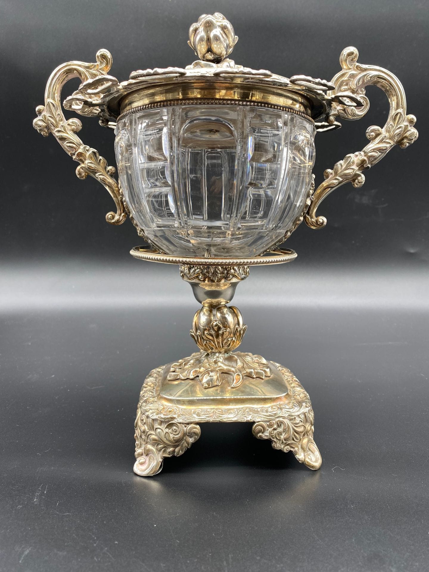 FRANCE
Confiturier en argent 925/°°° et verre. 
Cuillères manquantes. 
poids brut : 1031 g
Frais acheteurlots d'argenterie: 20% TTC- 16,67% HT