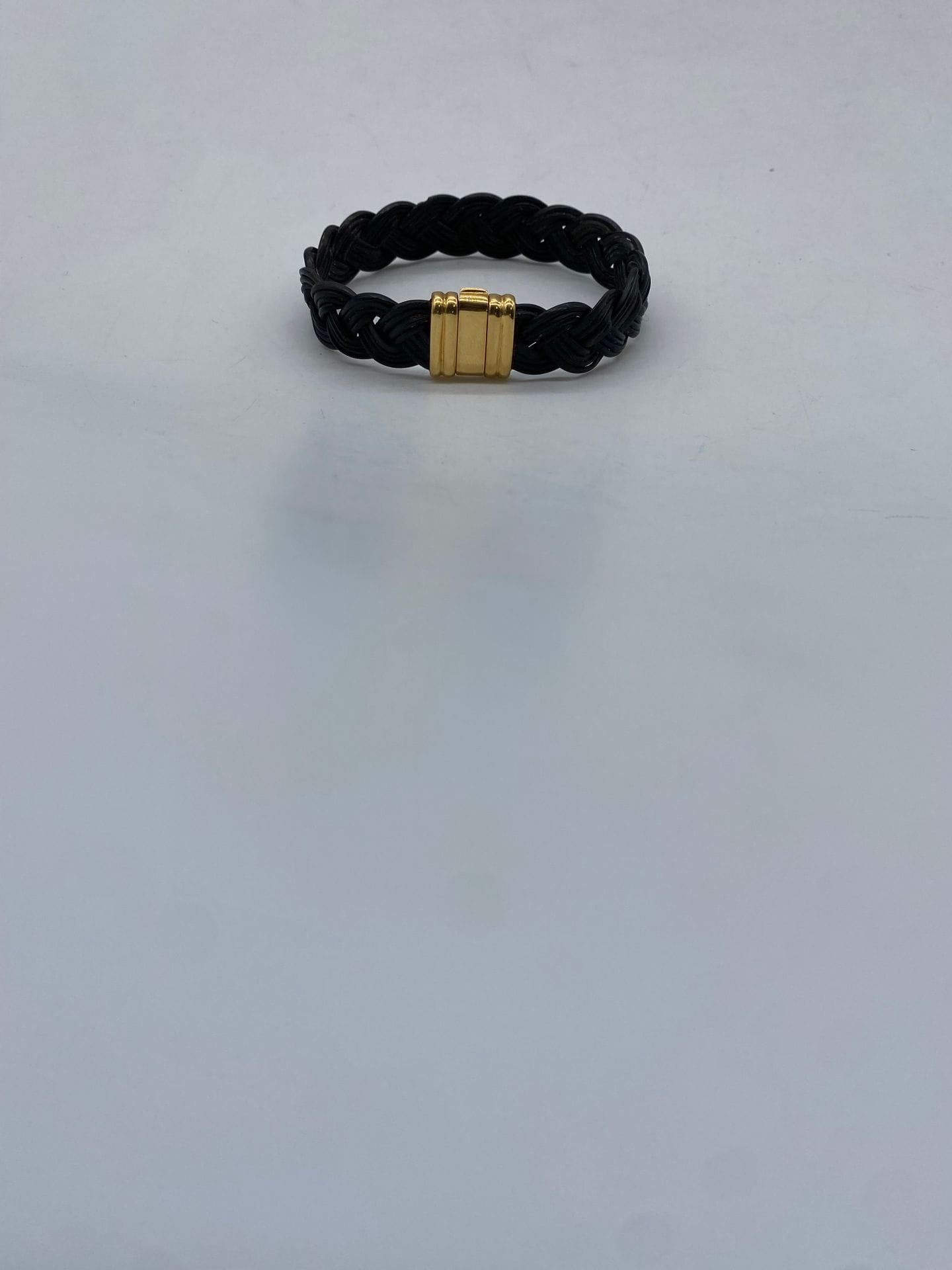 Un bracelet en cuir, l'attache en or 750/°°°
poids brut : 14.55 g.
Frais acheteurpiècesetlots enor: 9,6% TTC-8% HT