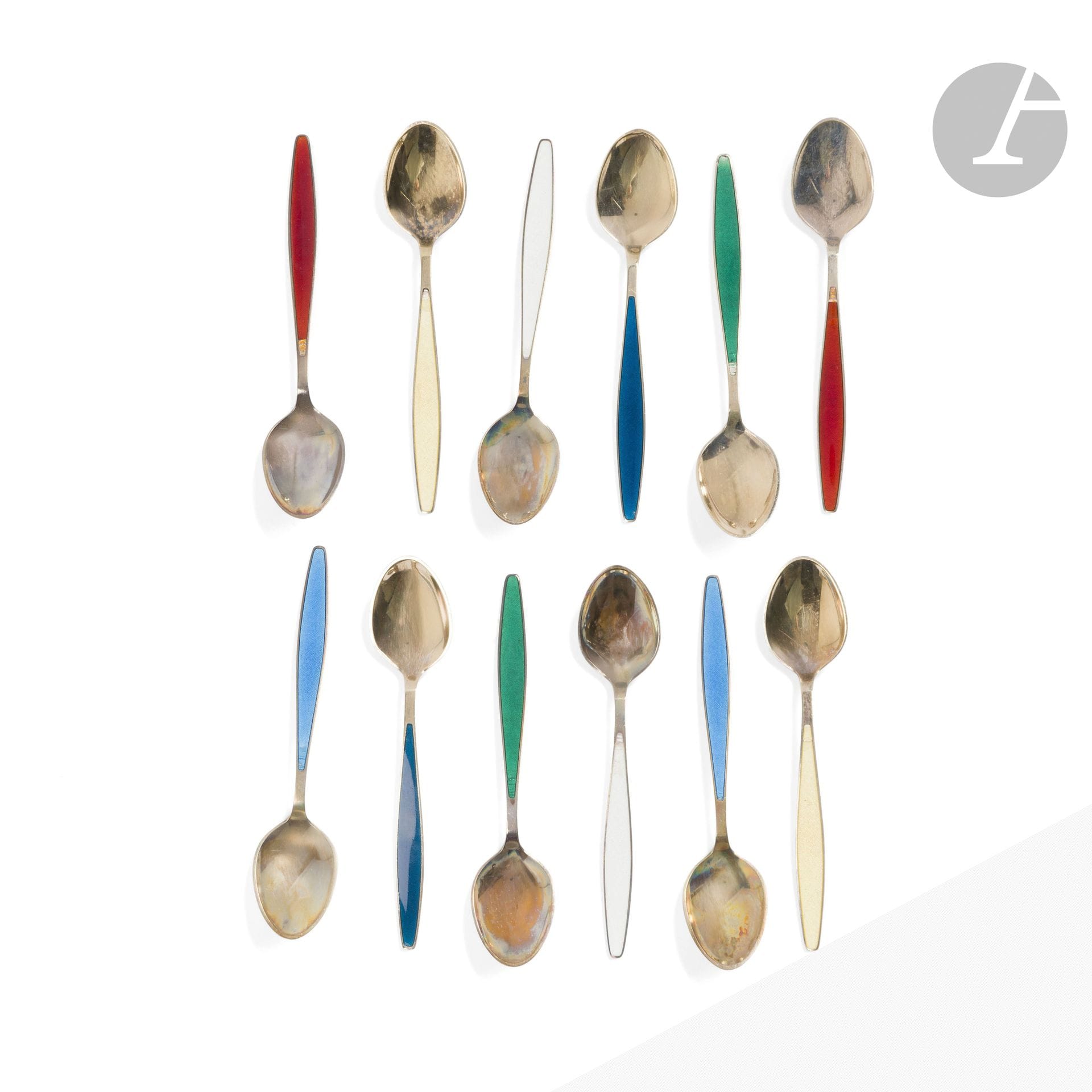 GEORG JENSEN ORFÈVRE
Suite de 12 cuillères à Moka en vermeil 925‰; les manches émaillés polychromes de six couleurs différentes. 
Chaque série de 6 présentée dans son écrin d’origine. 
Chaque cuillère porte le cachet Georg JENSEN et les poinçons de titre et de Maître Orfèvre. 
Longueur d’une cuillère: 9,5 cm – Poids brut total: 110,50 g

Provenance:
Collection particulière, Neuilly-sur-Seine.