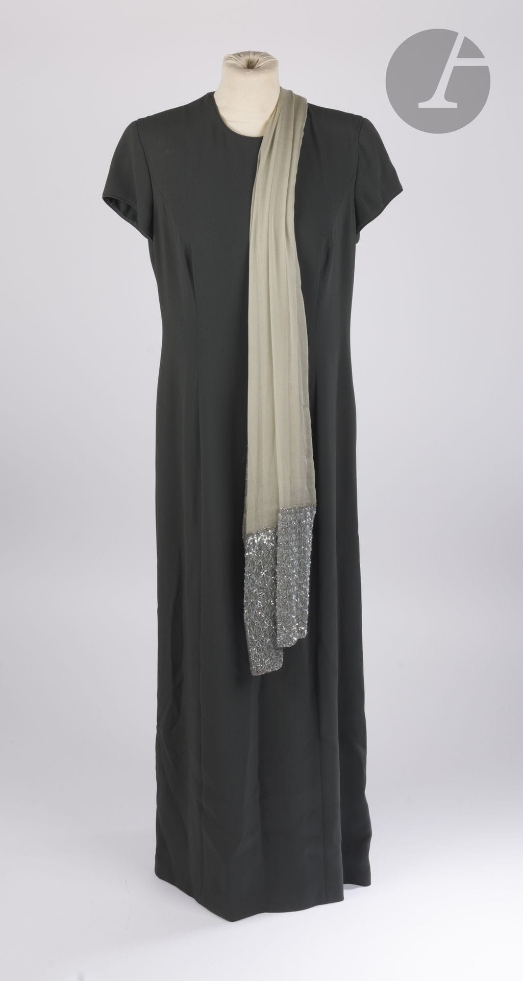 Giorgio ARMANI
Robe longue en crêpe vert foncé. T.46 italien indiquée. On y joint une étole en mousseline verte brodée de perles et paillettes