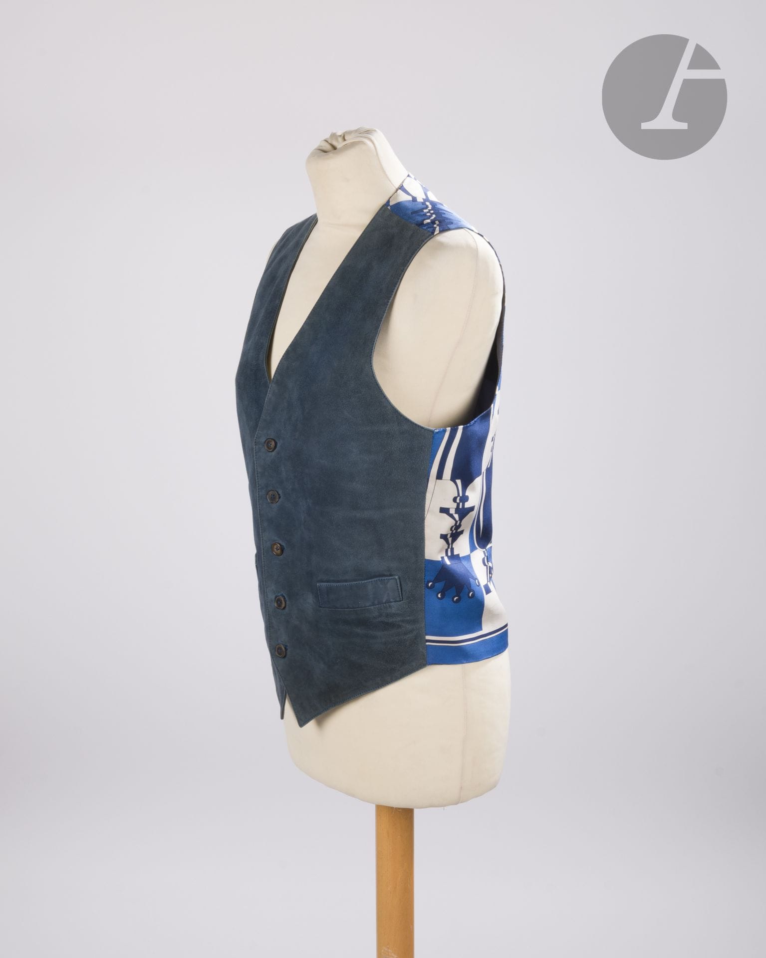 HERMES Paris
Men's vest in blue kid suede and silk twill back with chessboard decoration. Approx. size 50 (traces of use)
