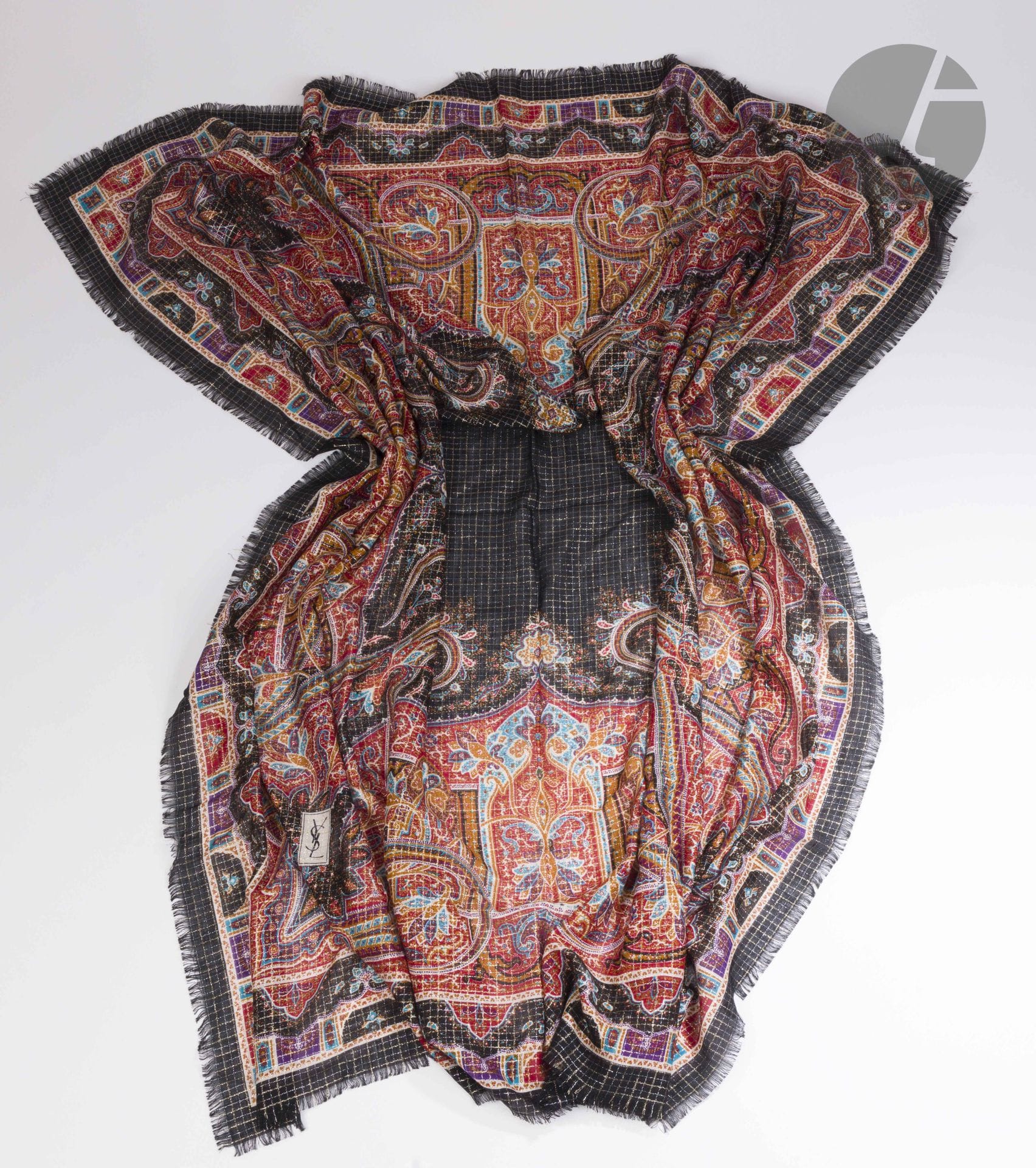 Yves SAINT LAURENT scarves
Gold lamé wool and silk shawl in black, red and blue tones with Persian-inspired decoration. 138 x 136 cm