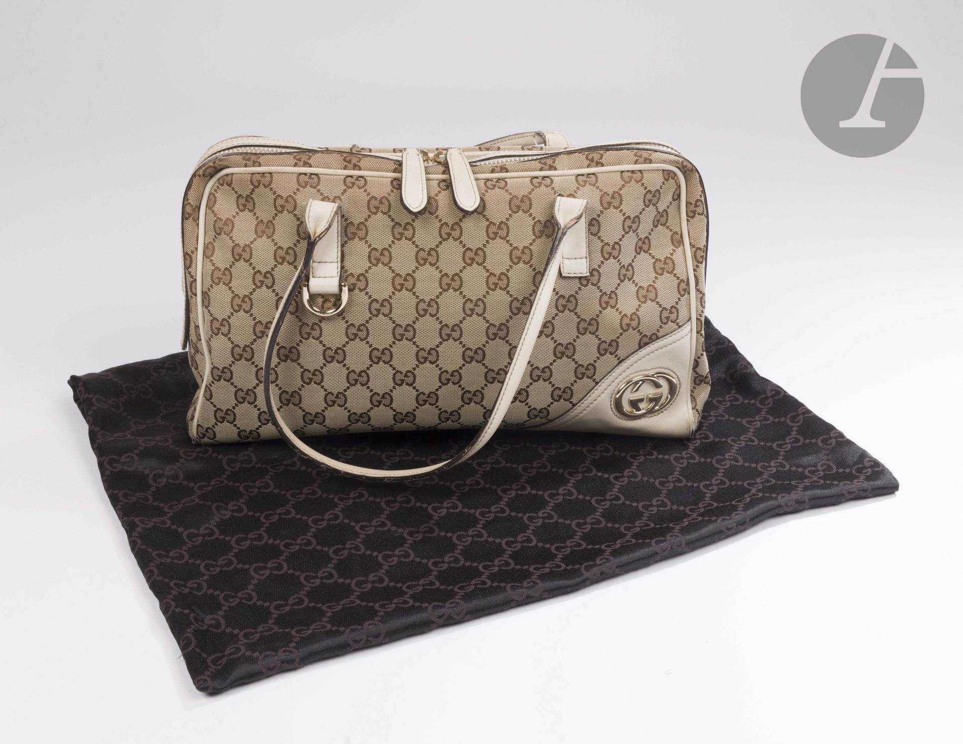 GUCCI
Cream leather and beige GG Supreme canvas bag. 34 x 24 x 8 cm. In its case (wear to corners and some traces of use).