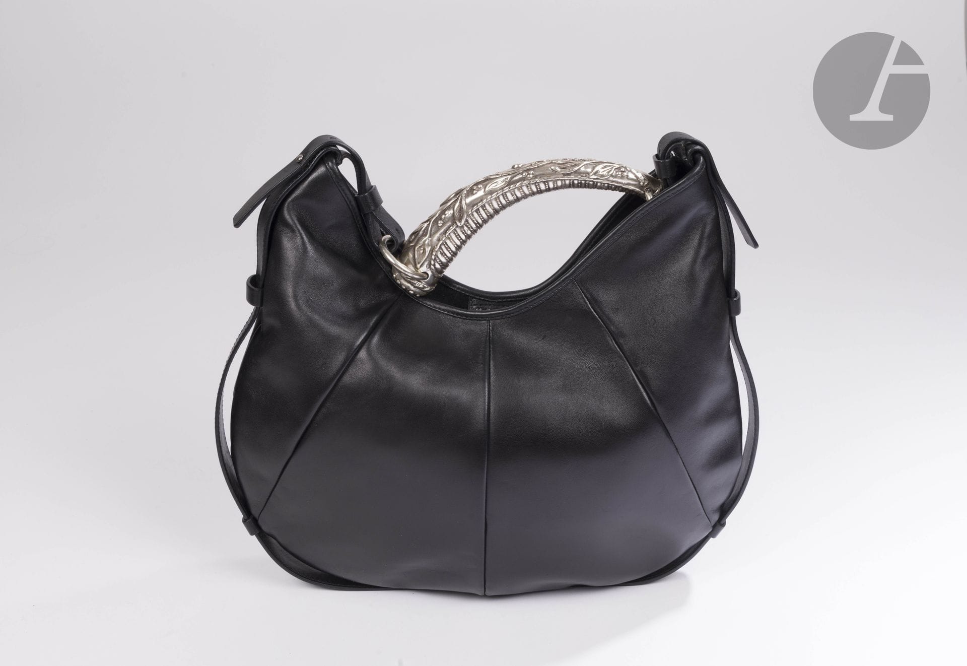 Yves SAINT LAURENT Rive Gauche
Sac Mombasa en cuir noir, anse en métal argenté à décor végétal. 36 x 25 x 3 cm. Dans sa housse (griffure)