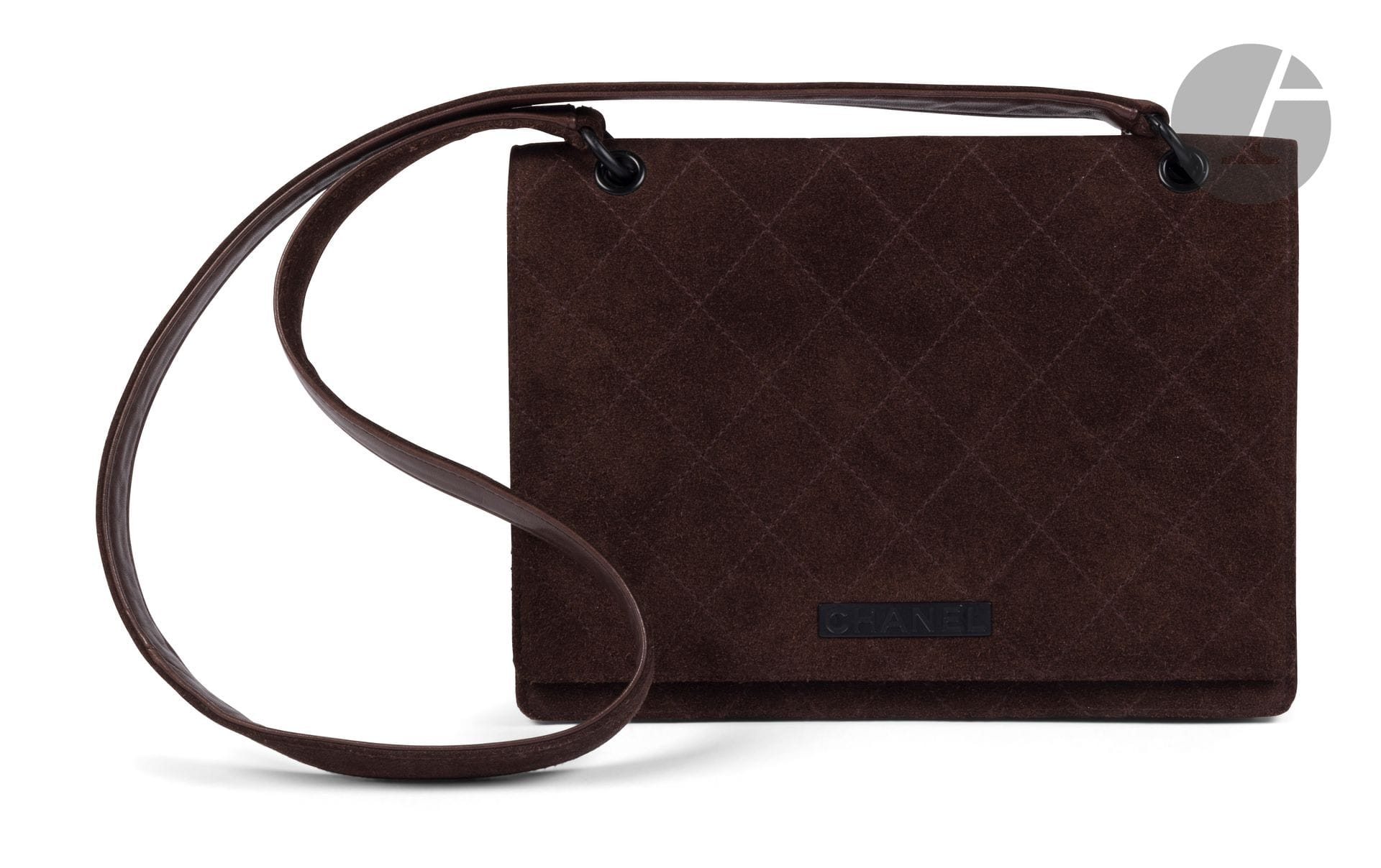 CHANEL
Sac en veau velours marron surpiqué, garniture en métal mat noir, fermoir aimanté, hologramme, vers 1998.
25 x 19 x 9 cm