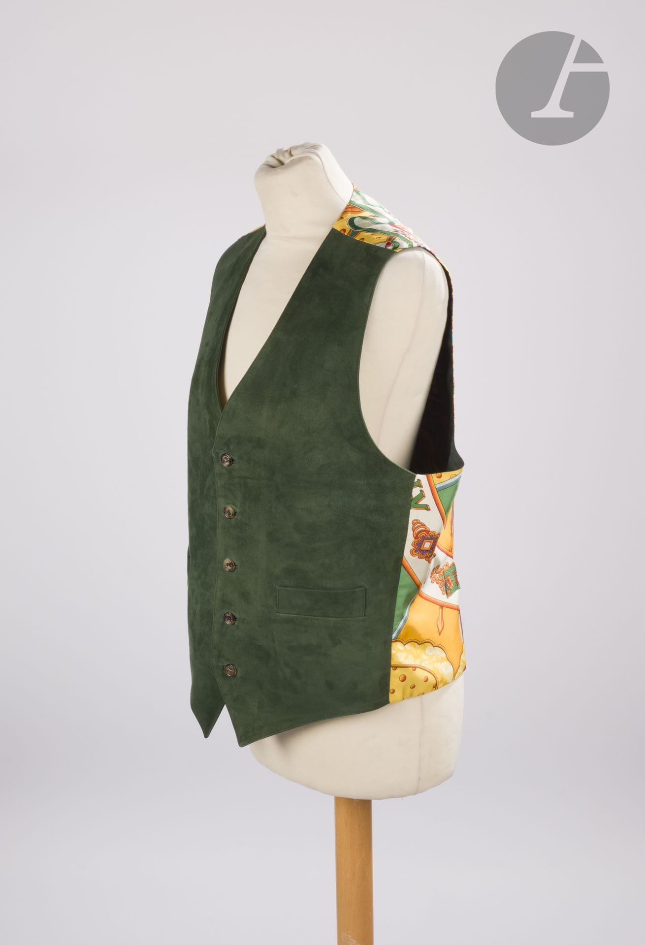HERMES Paris
Gilet d'homme en agneau velours vert et dos en twill de soie à décor du carré Astrologie. T. 50 indiquée (très légères marques à la peau)