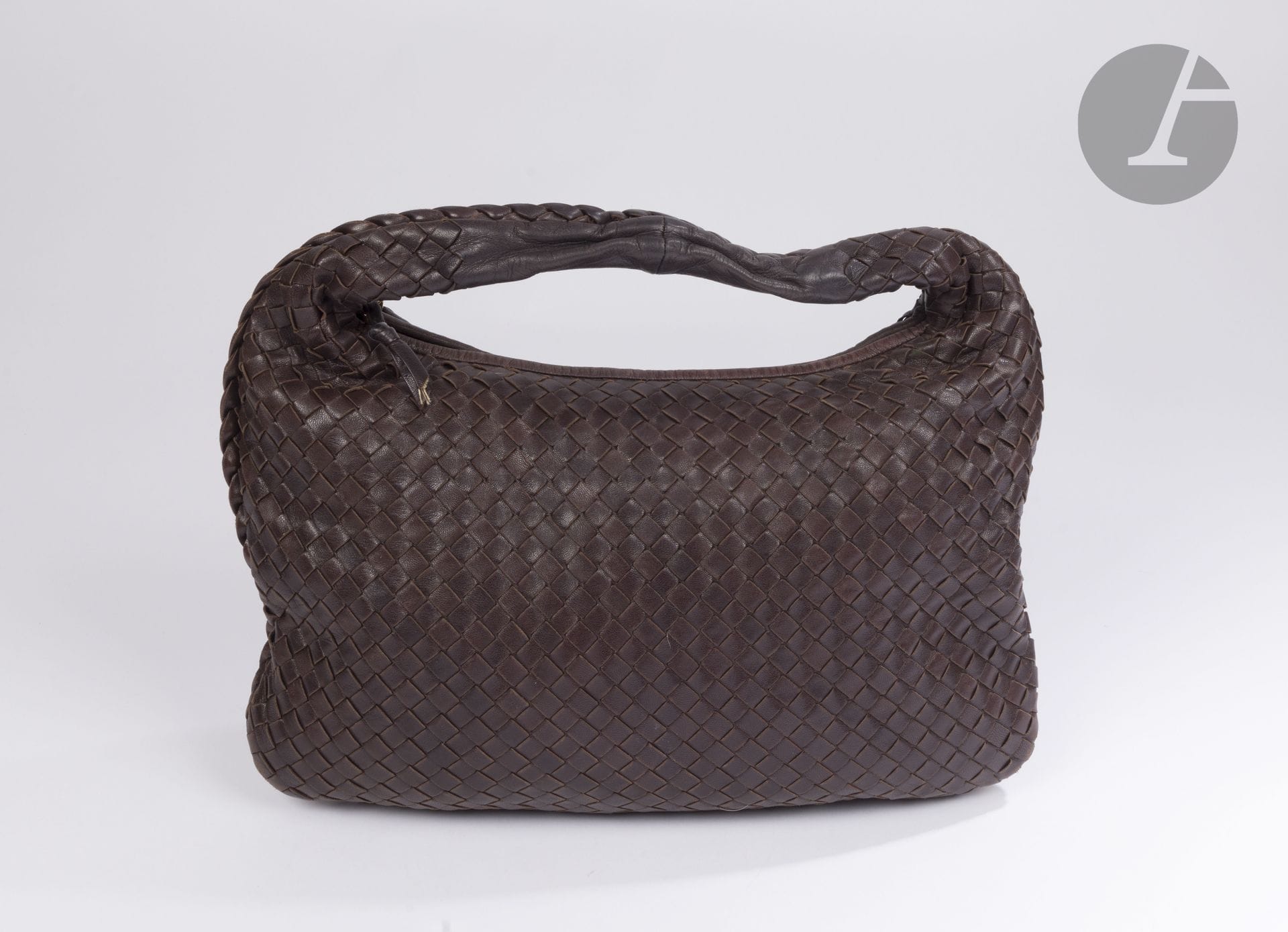 Bottega VENETA
Natural woven leather bag. 39 x 26 cm (minor wear to corners, pen marks inside)