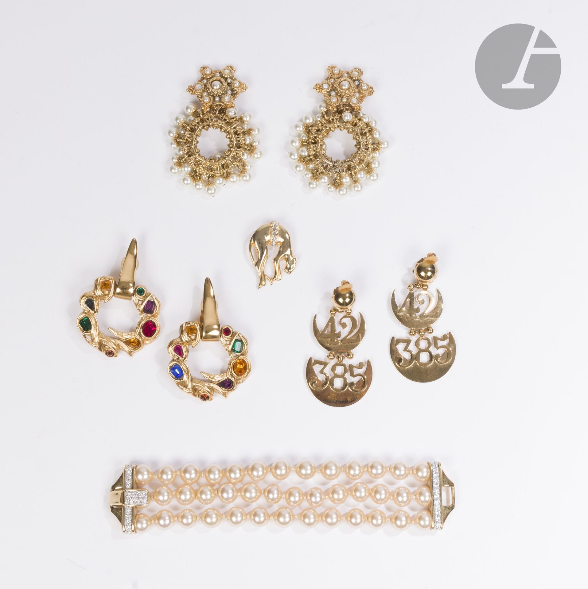Lot de 5 bijoux fantaisie : trois paires de clips d'oreilles dont une métal doré et perles signée J de G, une broche félin métal doré et strass, et un bracelet métal doré, perles et strass