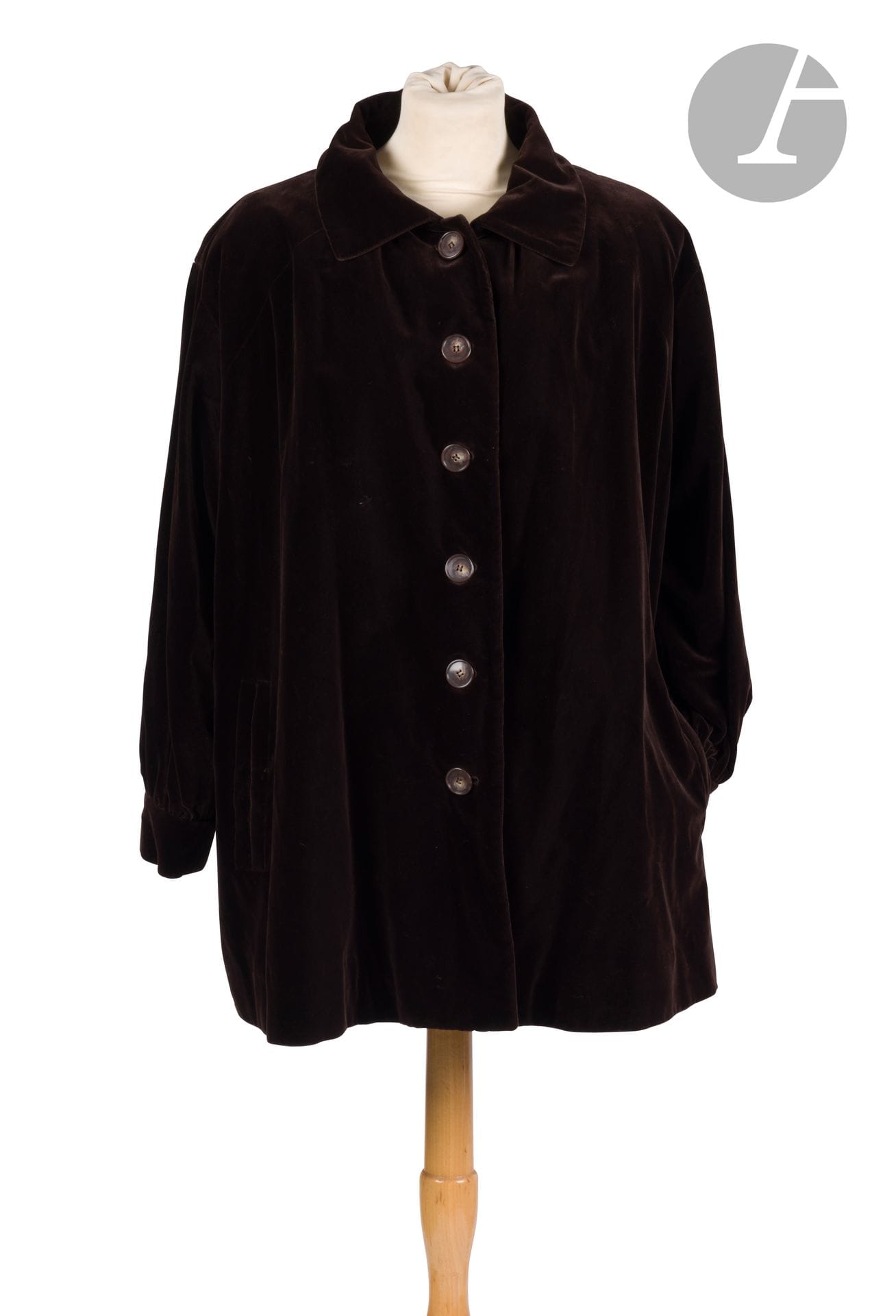 Yves SAINT LAURENT Rive Gauche
Manteau en velours marron. T.40 environ
(Trous, taches)