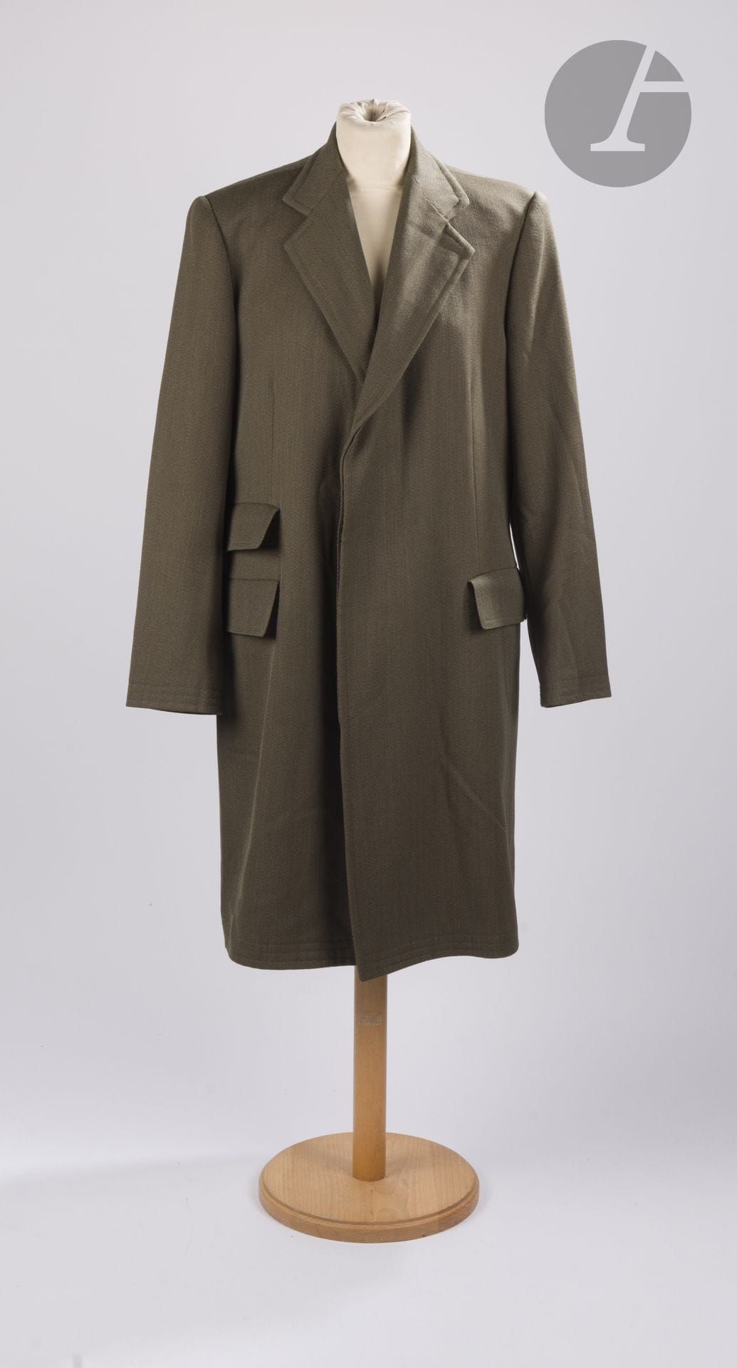 HERMES Paris
Manteau d'homme en lainage vert. T.50 indiquée (coutures effectuées sous les poches pour réparation d'accident)