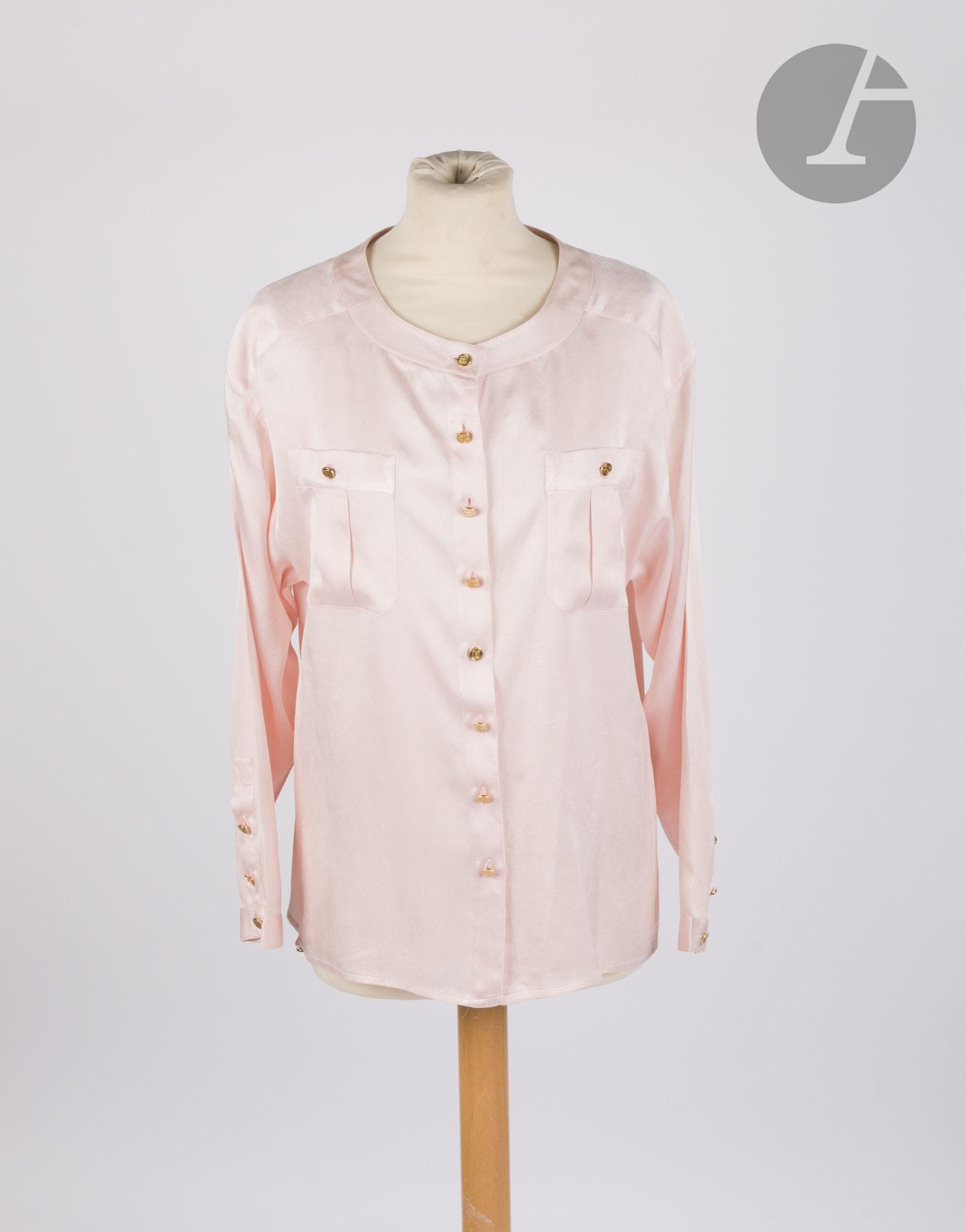 CHANEL
Powder pink silk satin bodice, gold metal buttons with handbag decoration. S.40 indicated
