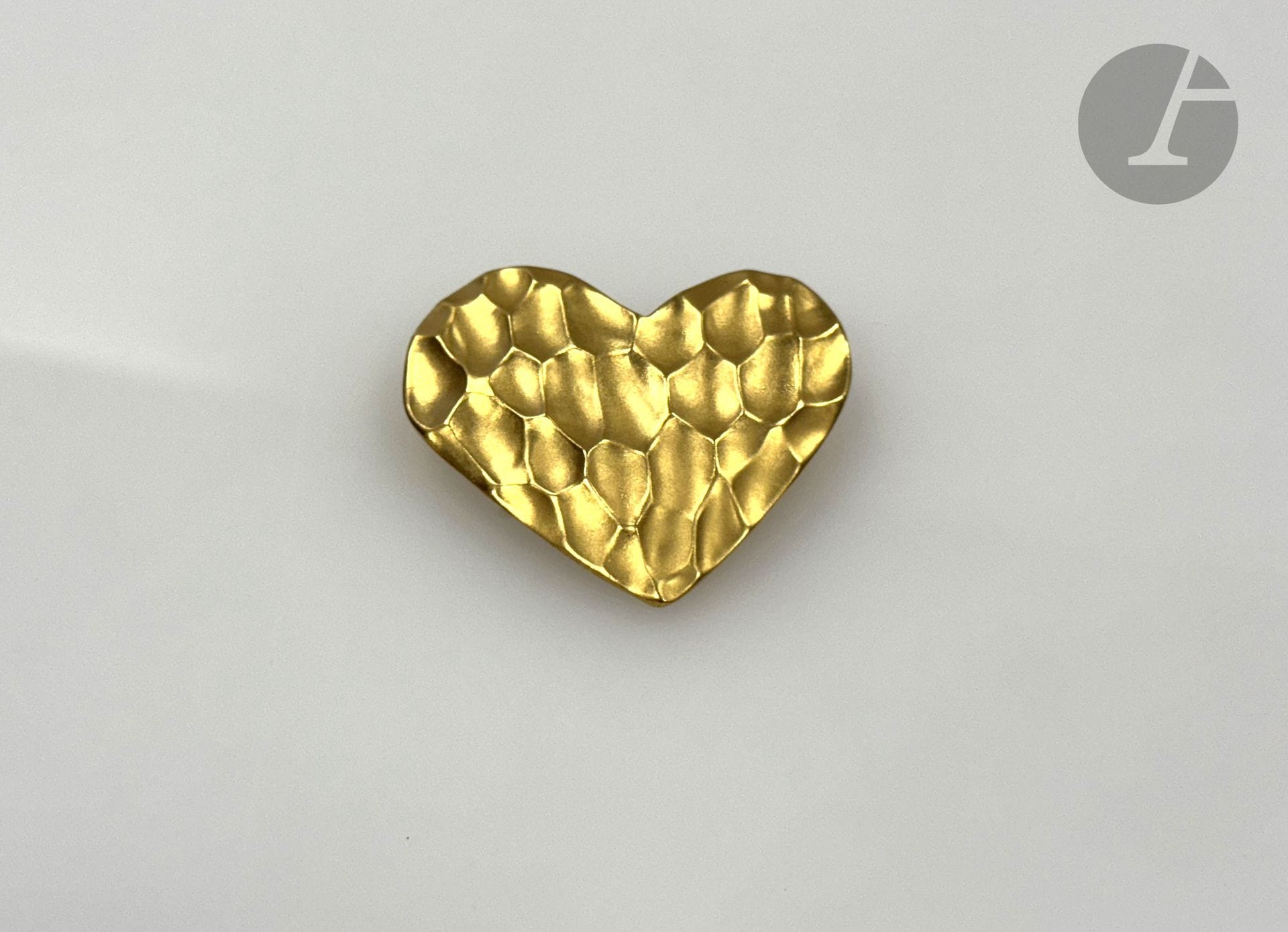 Yves SAINT LAURENT
Heart brooch in hammered gilt metal. Length: 5.5 cm