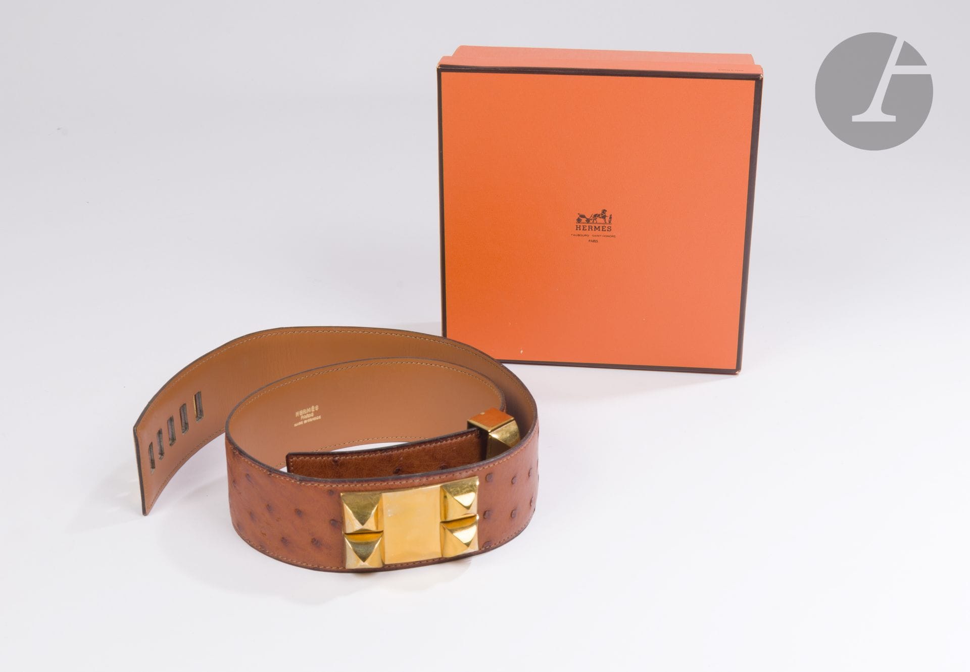 HERMES Paris Made in France 
Ceinture Collier de Chien en autruche marron, boucle et garniture en métal doré. Année 1986. Taille 75 indiquée. Dans sa boîte (quelques rayures au métal, légères traces au cuir)