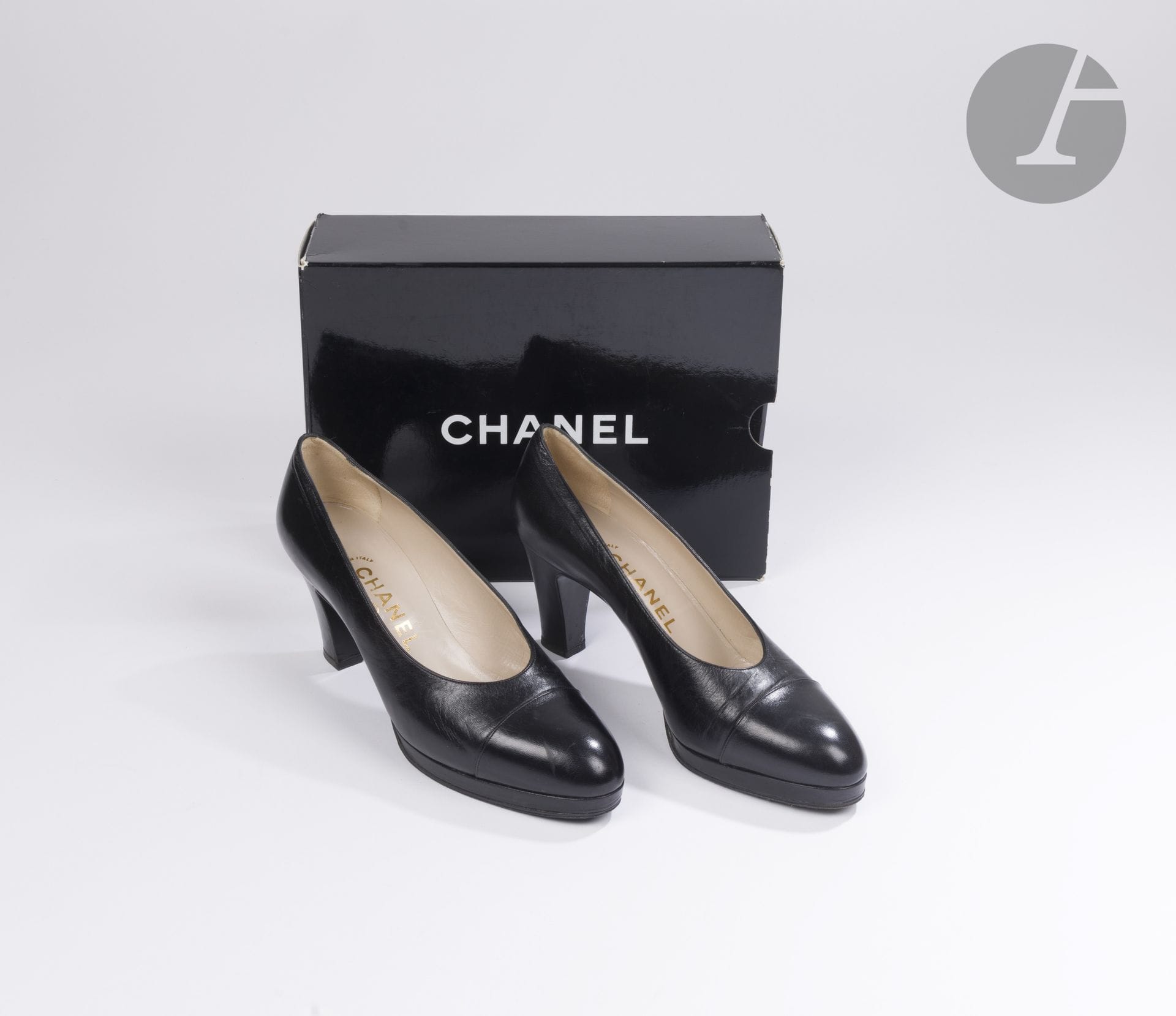CHANEL
Pair of black leather pumps. S.38,5 (good condition)