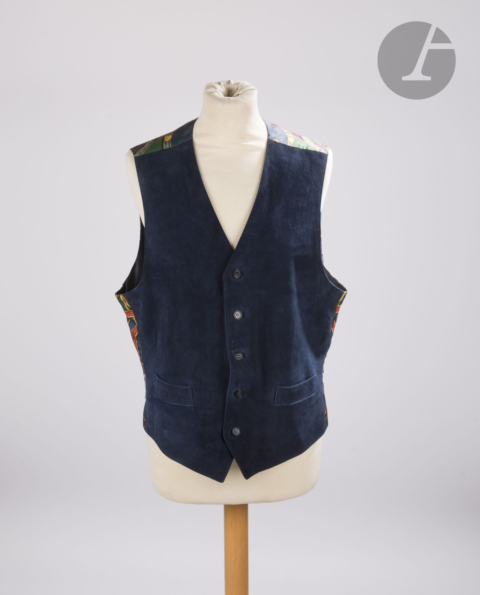HERMES Paris
Men's vest in dark blue lambskin velvet with silk twill back decorated with L'instruction du Roy square. T.52 shown (small stains)