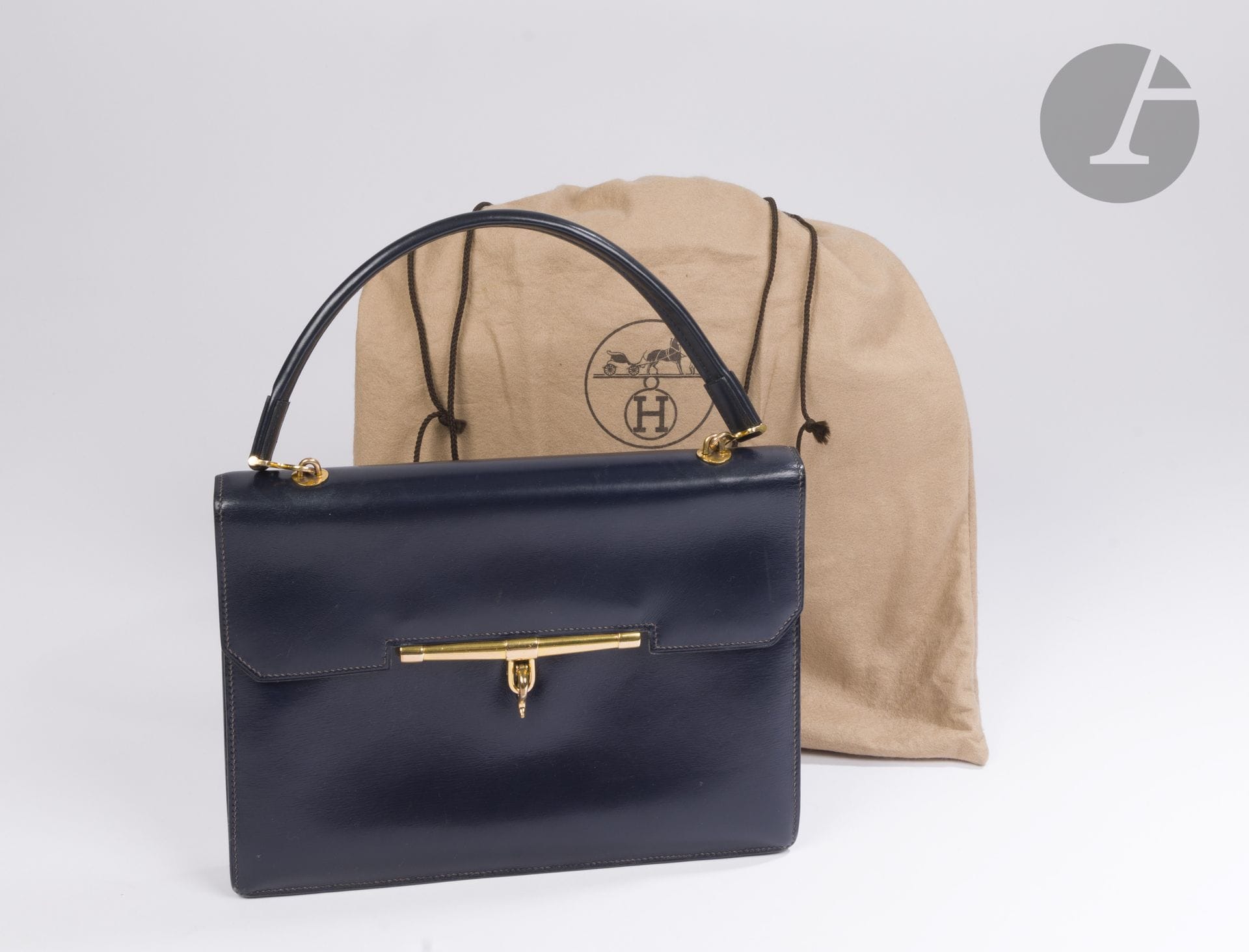 HERMES Paris
Navy box Palonnier bag, gilded metal trim, two gussets. 26.5 x 19 x 4 cm. In its case
(some wear and scratches)