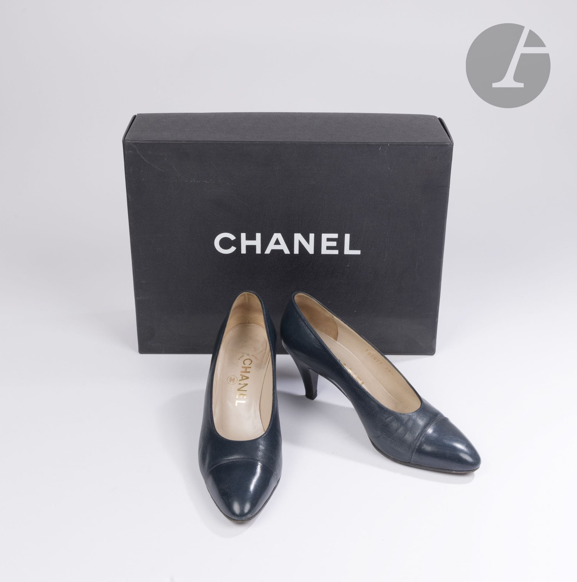 CHANEL
Paire d'escarpins en cuir marine. T.38,5 indiquée. Dans leur boîte (usures, en l'état)