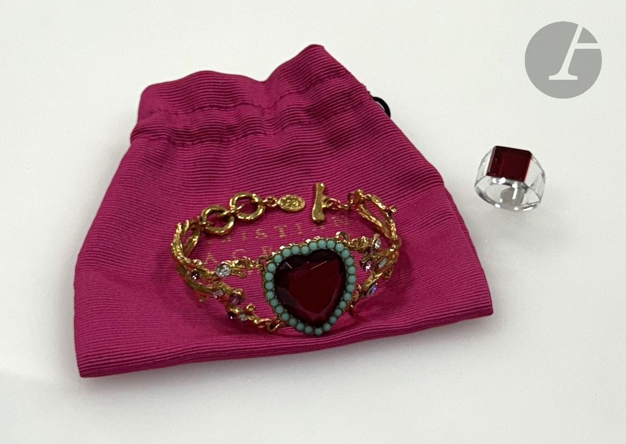 Christian LACROIX et Baccarat
Bracelet en métal doré et strass centré d'un cœur en pierre rouge entouré de petites perles turquoises. L : 19 cm. Dans sa housse
On y joint joint une bague Baccarat à décor carré rouge. TDD 48-49