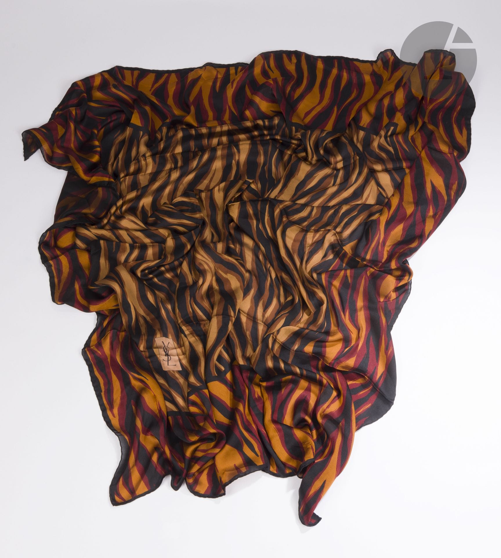 Yves SAINT LAURENT
Châle en soie à motif tigre, dans les tons bruns et noirs. 140 x 134 cm
