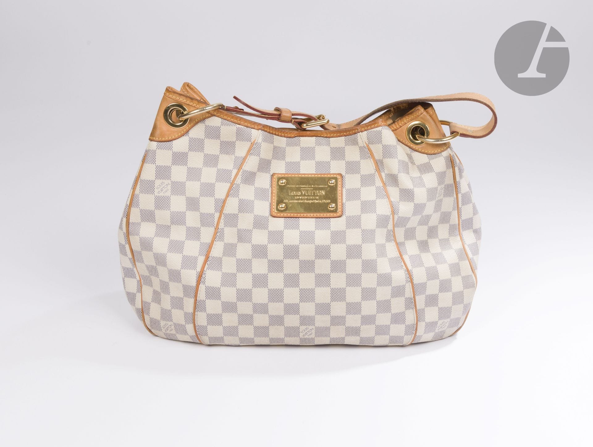 Louis VUITTON
Galliera bag in azure Damier canvas and natural leather, gilded metal trim. 37 x 27 x 12 cm
(some minor traces of use and patina to the leather)