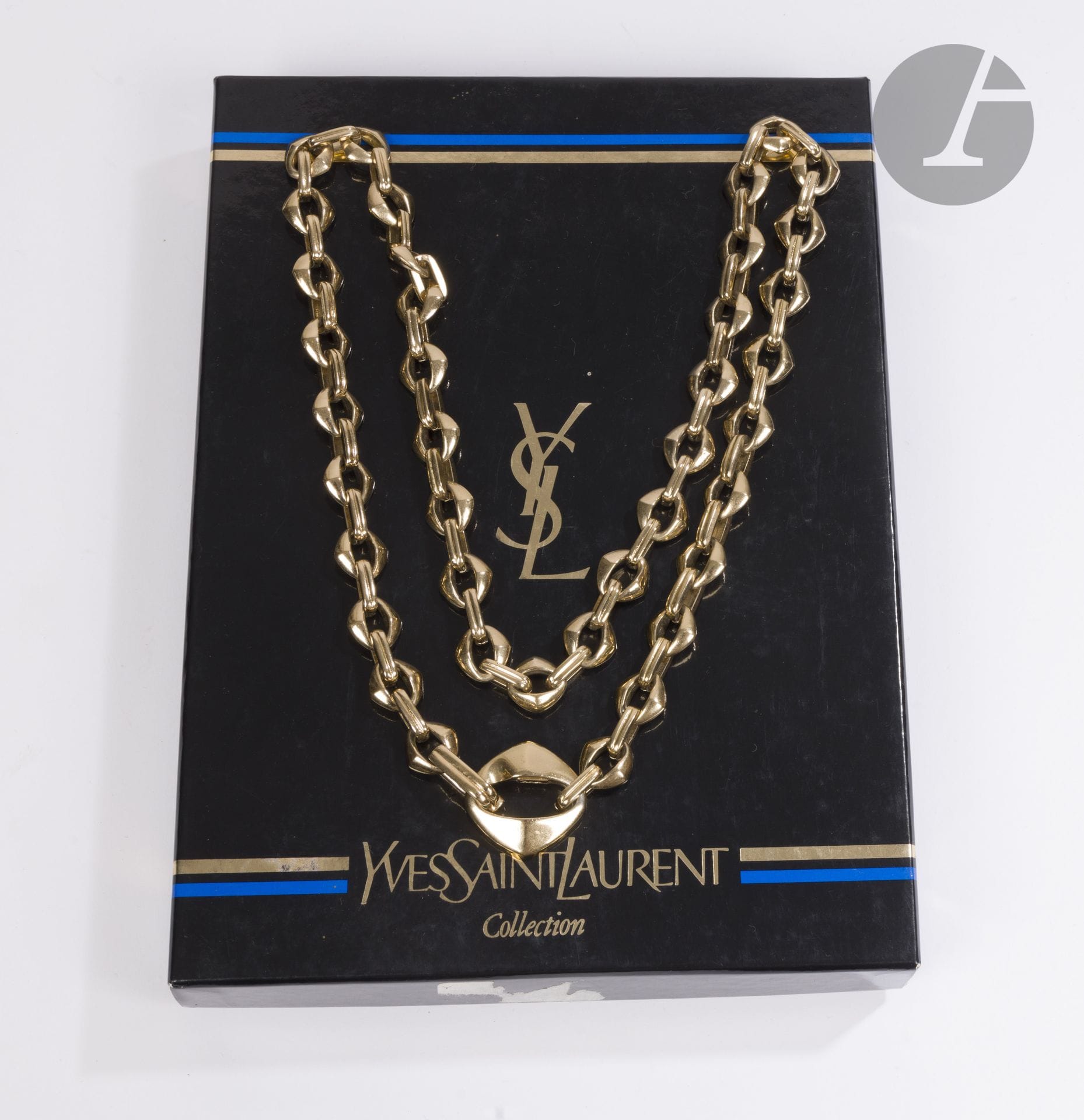 Yves SAINT LAURENT
Long collier ou ceinture en métal doré à maillons anguleux. Signé. L : 78,5 cm. Dans sa boîte