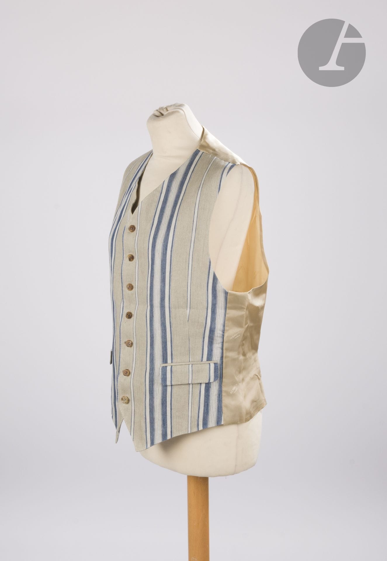 HERMES Paris
Gilet d'homme en lin beige à rayures bleues et crème, dos en soie beige damassée. T.50 environ